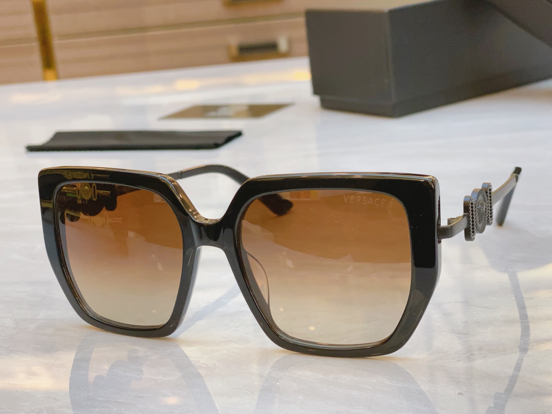 ，【VERSAC*】范思*哲新款太阳镜，
MODEL：VE4368，SIZE：55口20-145