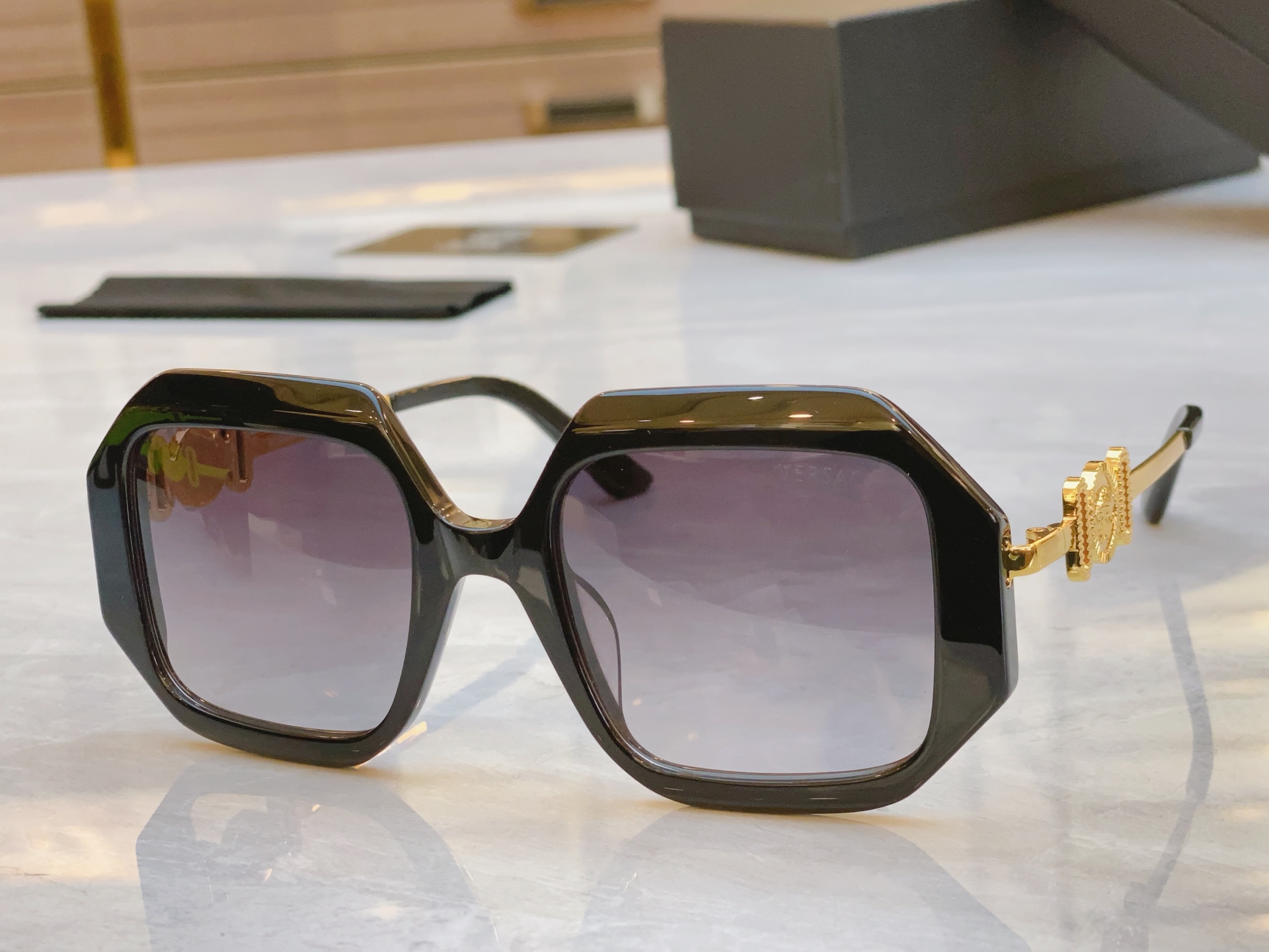 ，【VERSAC*】范思*哲新款太阳镜，
MODEL：VE4481，SIZE：51口22-145