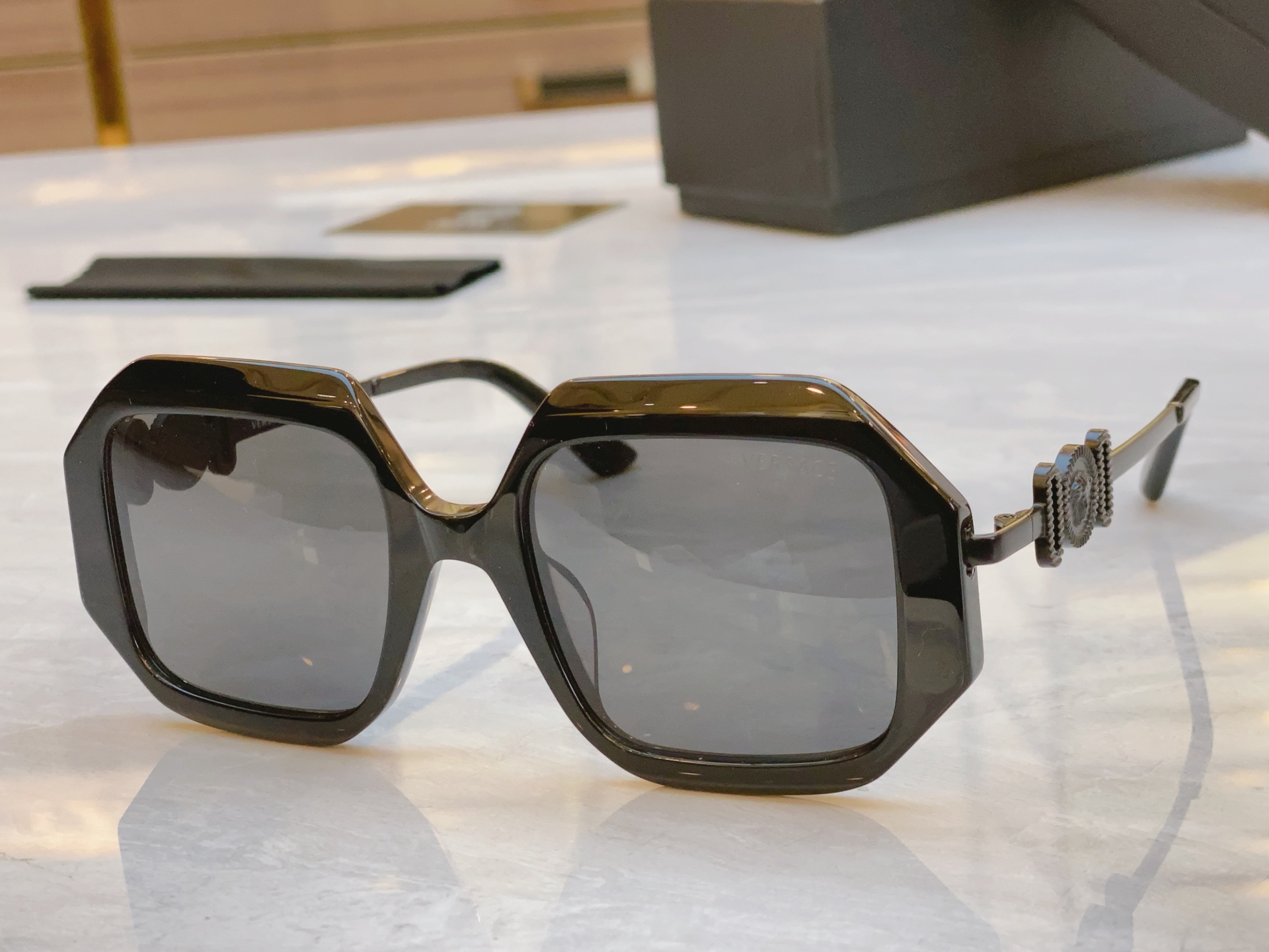 ，【VERSAC*】范思*哲新款太阳镜，
MODEL：VE4481，SIZE：51口22-145