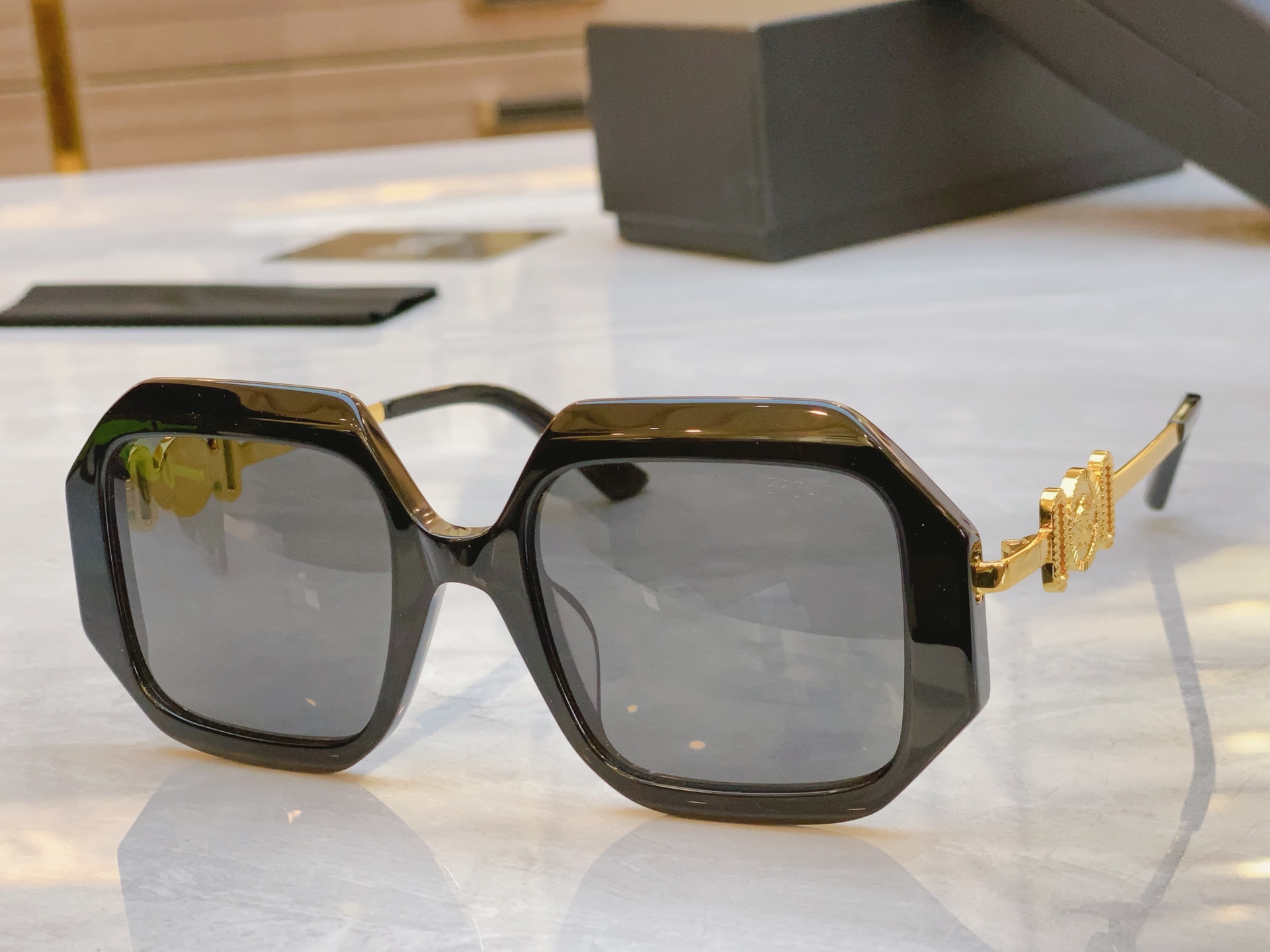 ，【VERSAC*】范思*哲新款太阳镜，
MODEL：VE4481，SIZE：51口22-145