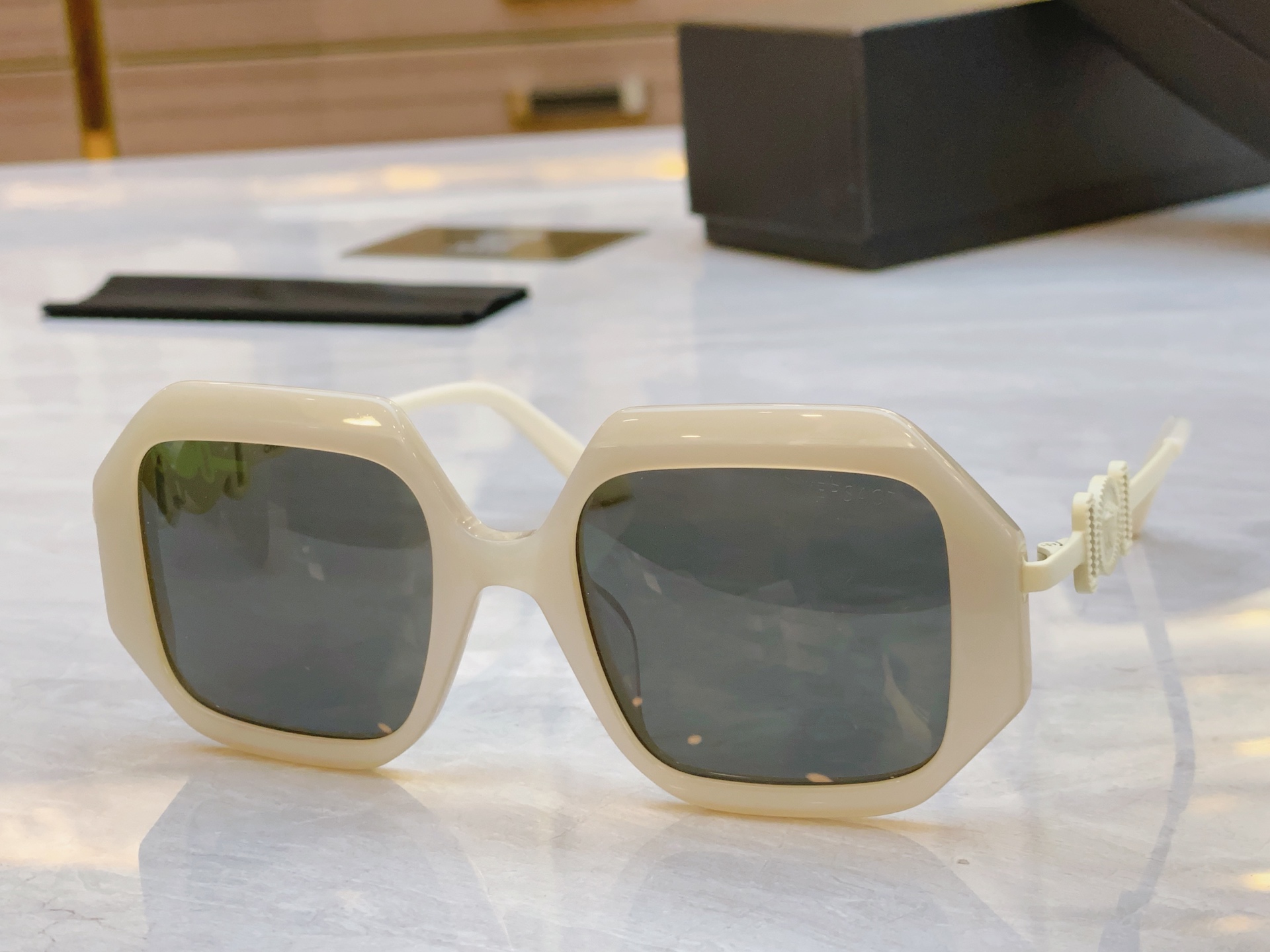 ，【VERSAC*】范思*哲新款太阳镜，
MODEL：VE4481，SIZE：51口22-145
