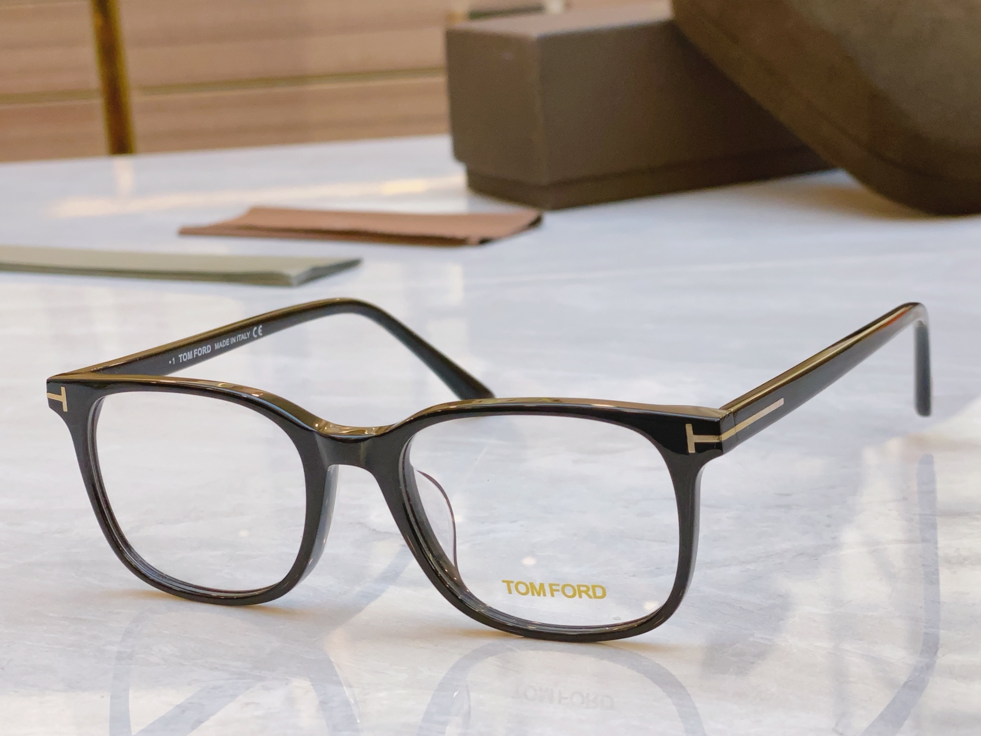 ￼，【TOM FOR*】汤姆*福特新款眼镜架🕶️，MODEL：TF5831-F-B，SIZE：51口18
