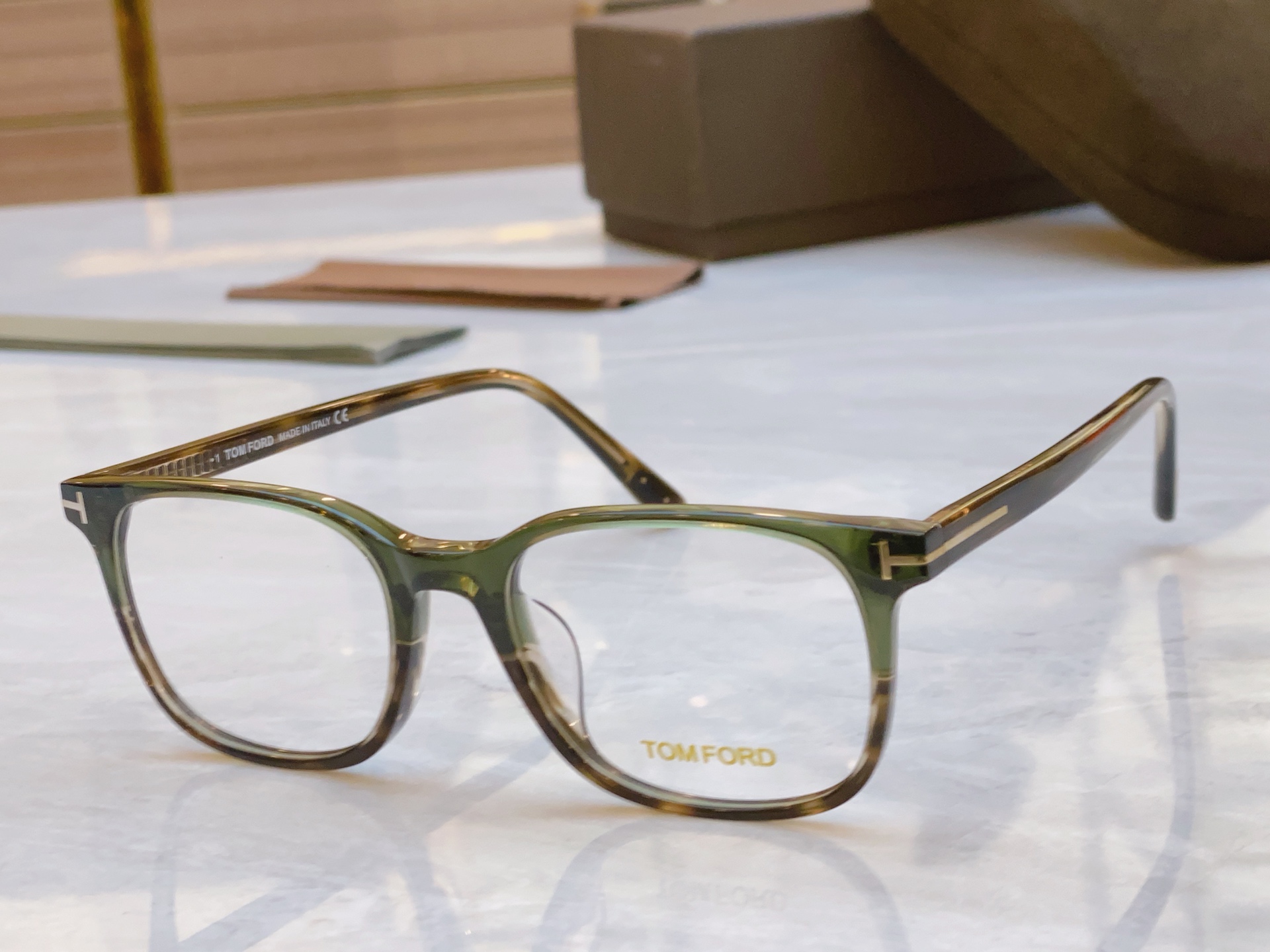 ￼，【TOM FOR*】汤姆*福特新款眼镜架🕶️，MODEL：TF5831-F-B，SIZE：51口18