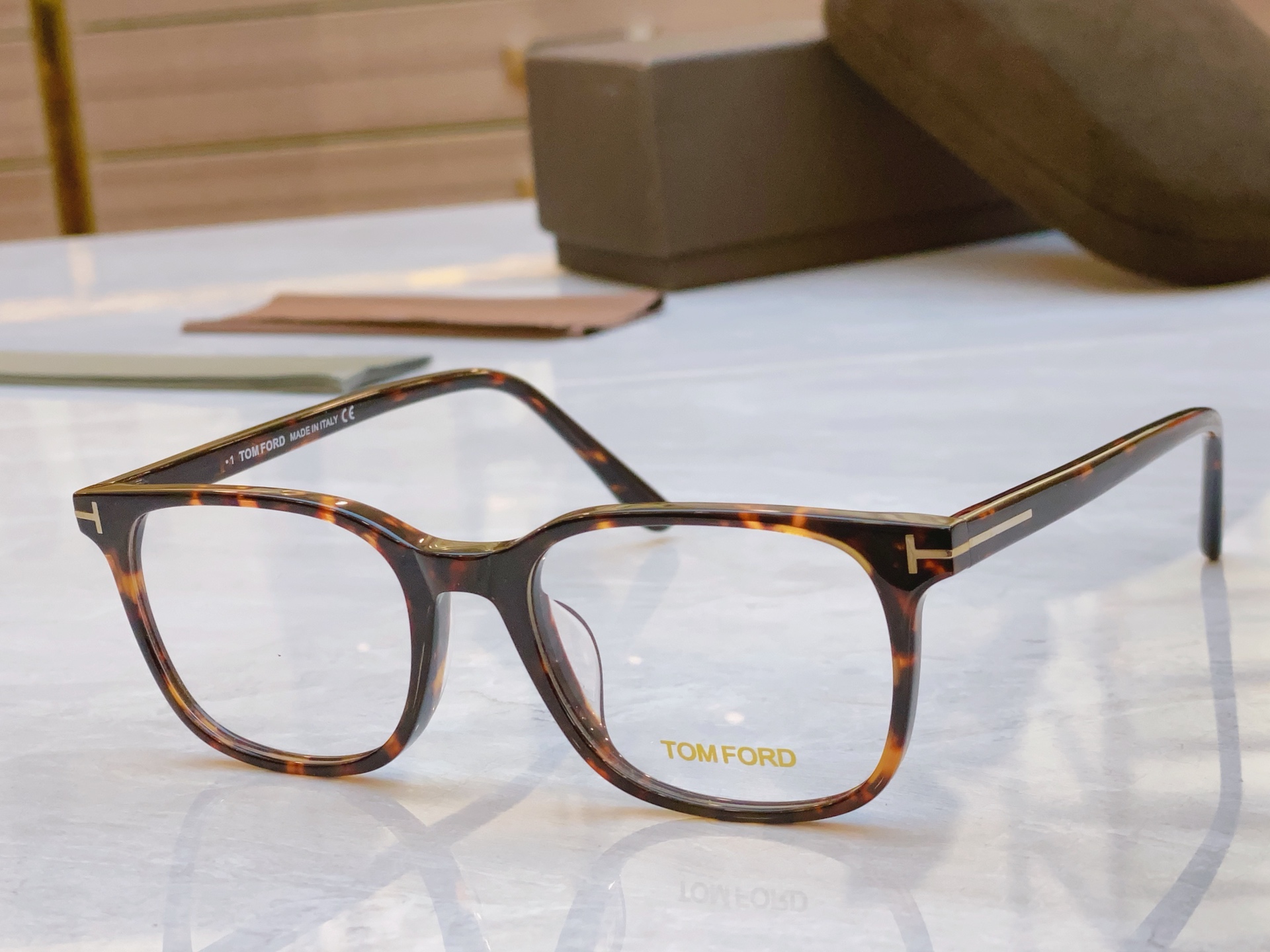 ￼，【TOM FOR*】汤姆*福特新款眼镜架🕶️，MODEL：TF5831-F-B，SIZE：51口18
