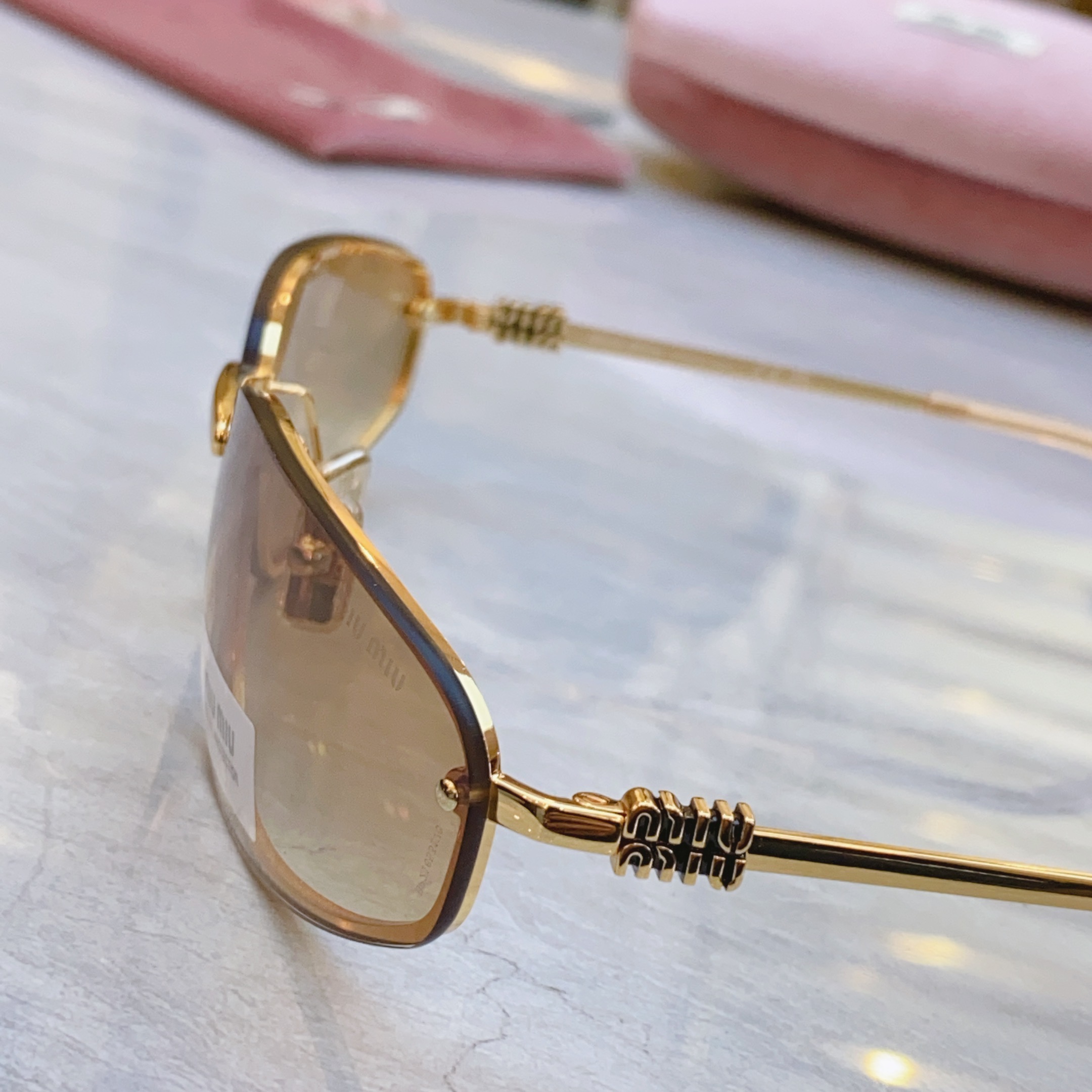 ，【MIU MI*】缪缪新款太阳镜，
MODELSMU A50，SIZE：69口15-130