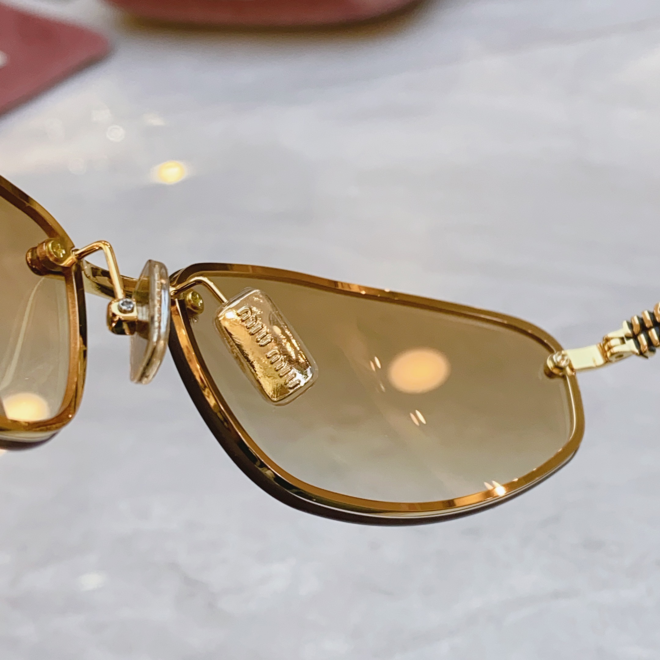 ，【MIU MI*】缪缪新款太阳镜，
MODELSMU A50，SIZE：69口15-130