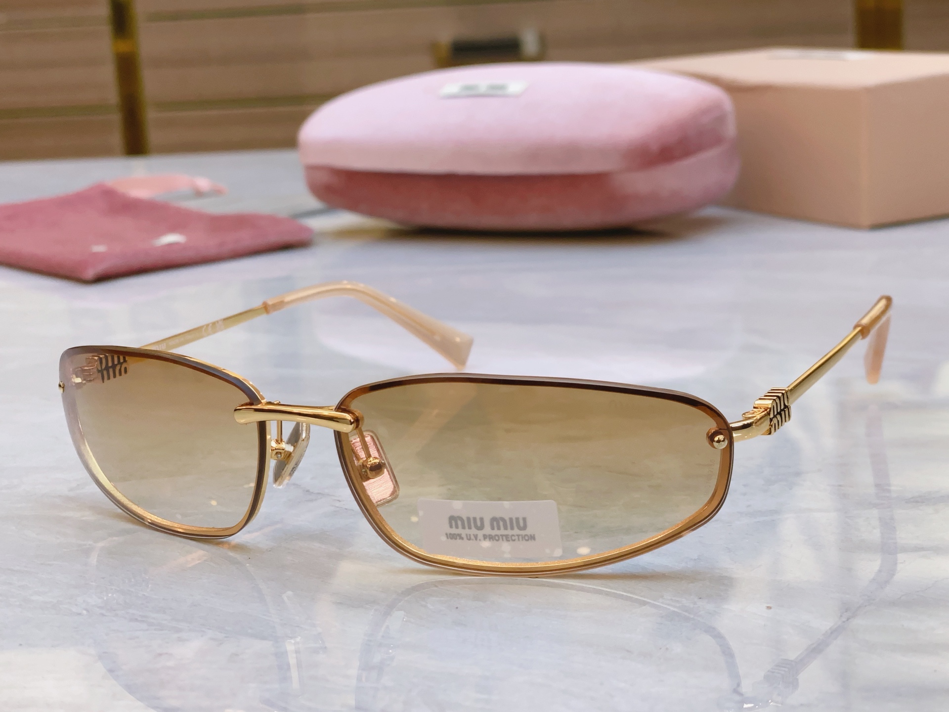 ，【MIU MI*】缪缪新款太阳镜，
MODELSMU A50，SIZE：69口15-130
