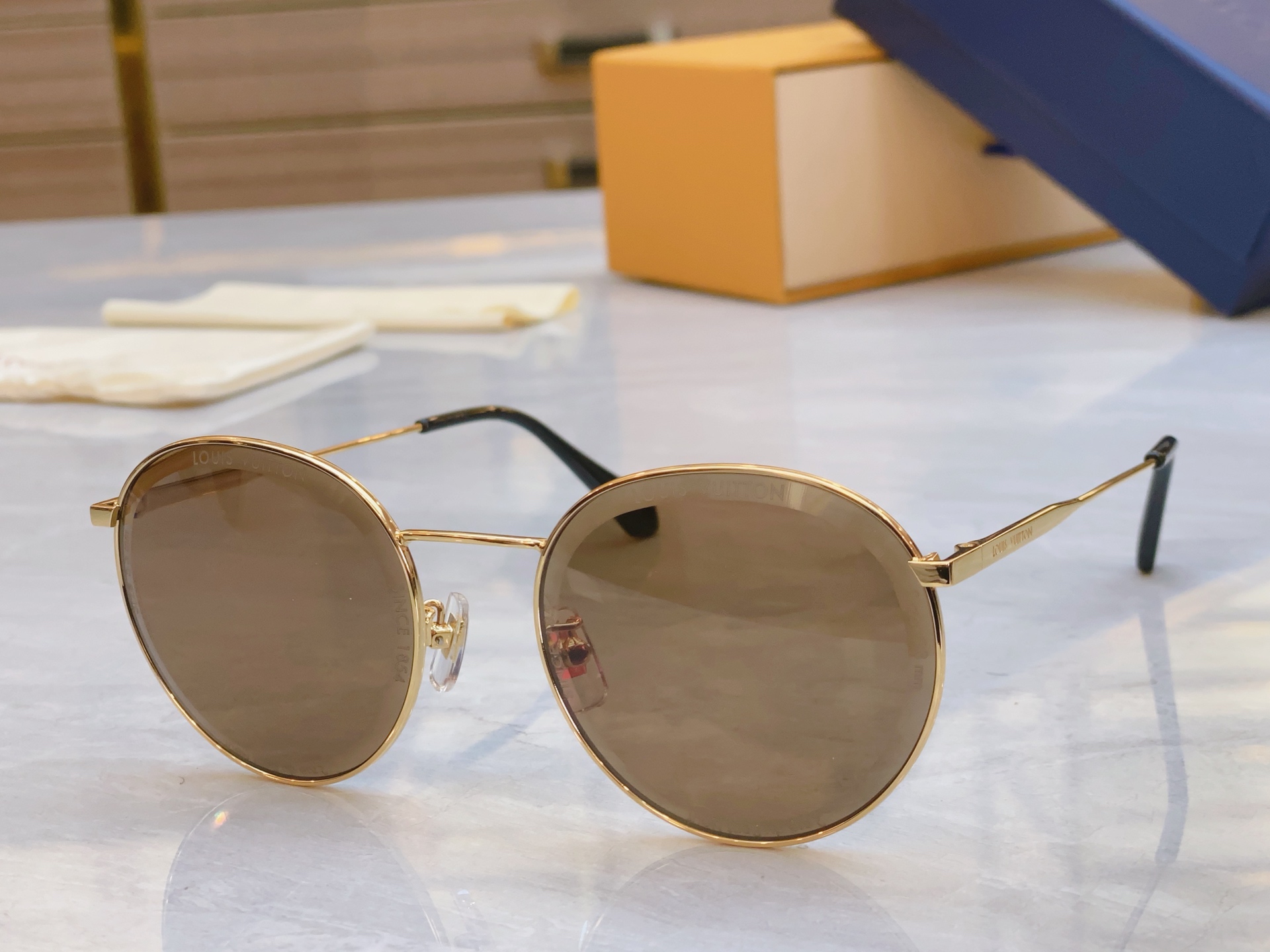 ，【LOUIS VUITTO*】路易*威登新款太阳镜，MODEL：Z2626，SIZE：56口20-14