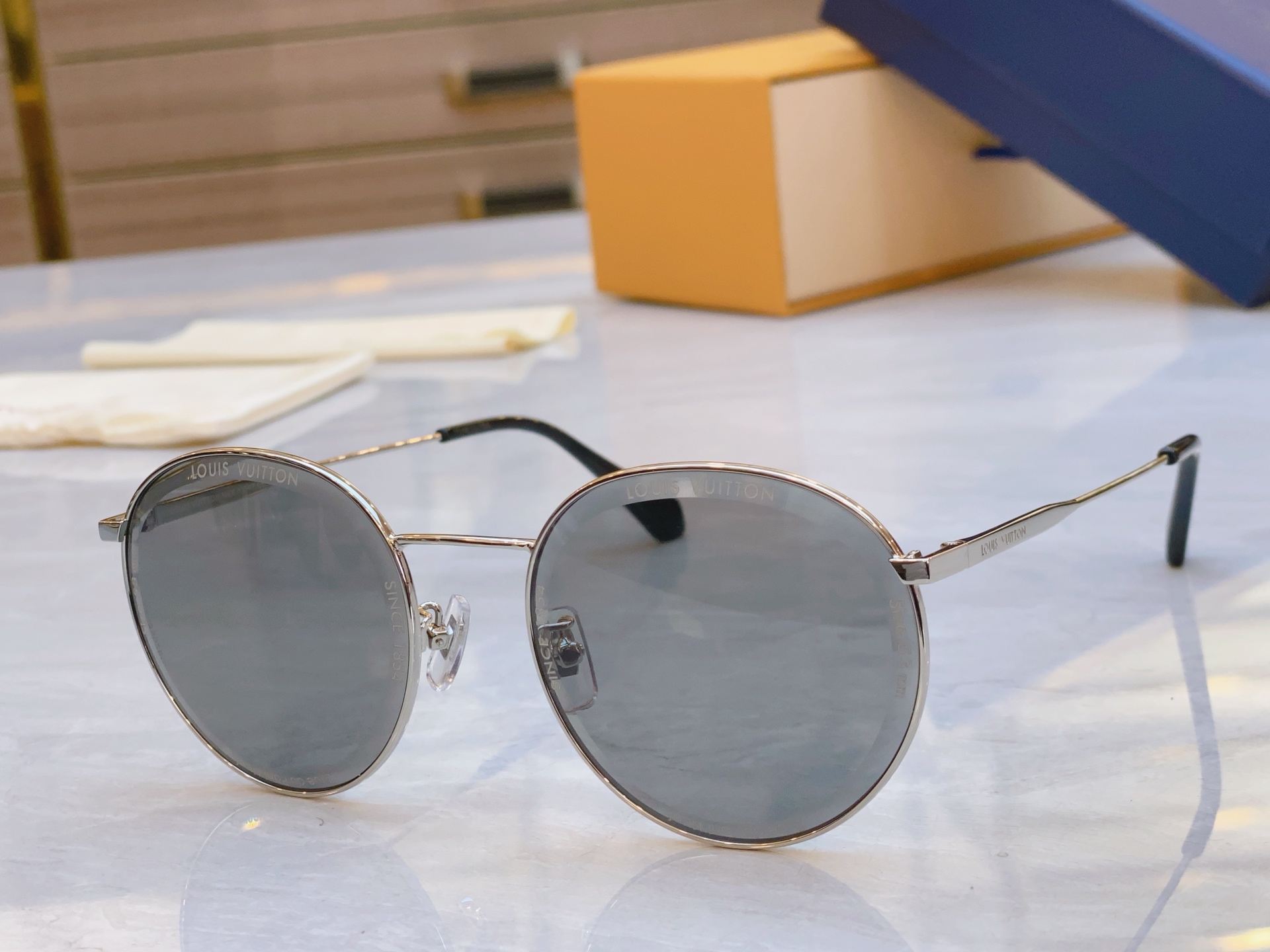 ，【LOUIS VUITTO*】路易*威登新款太阳镜，MODEL：Z2626，SIZE：56口20-14