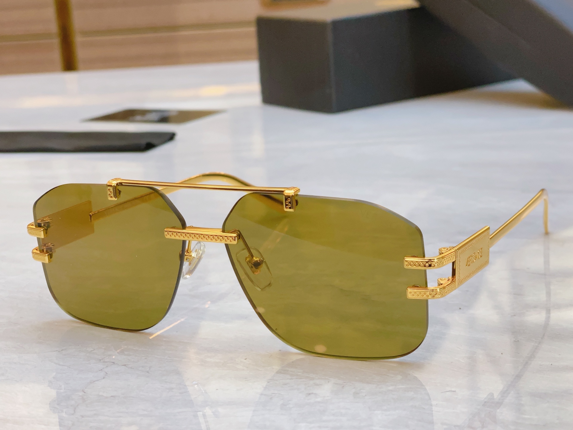 ，【VERSAC*】范思*哲新款太阳镜，
MODEL：VE2275，SIZE：60口13-140