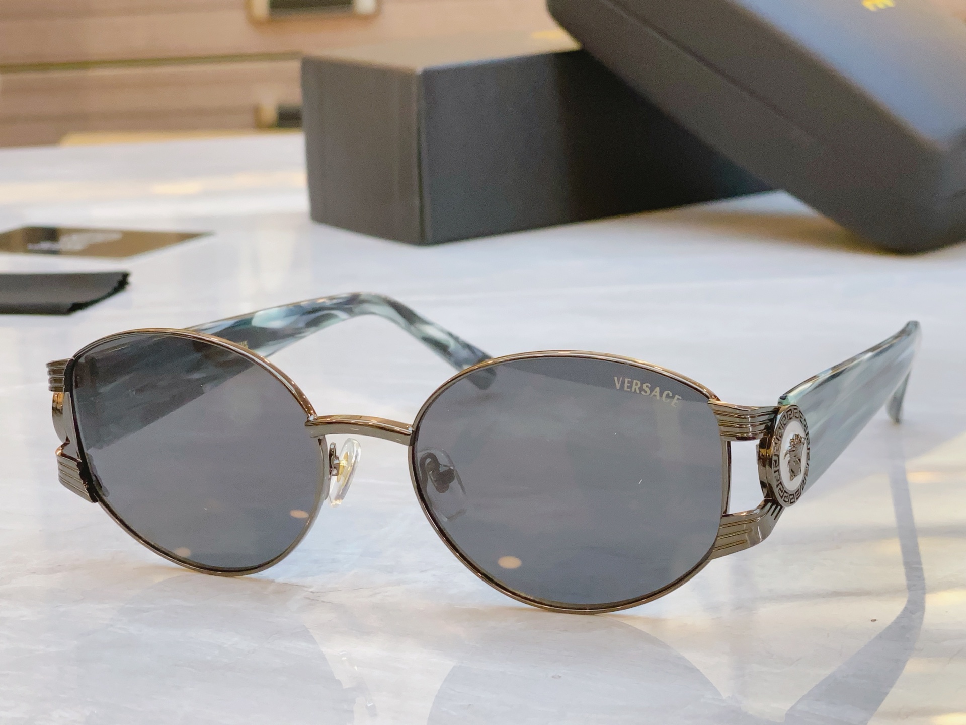 ，【VERSAC*】范思*哲新款太阳镜，
MODEL：MODX64，SIZE：57口18-143