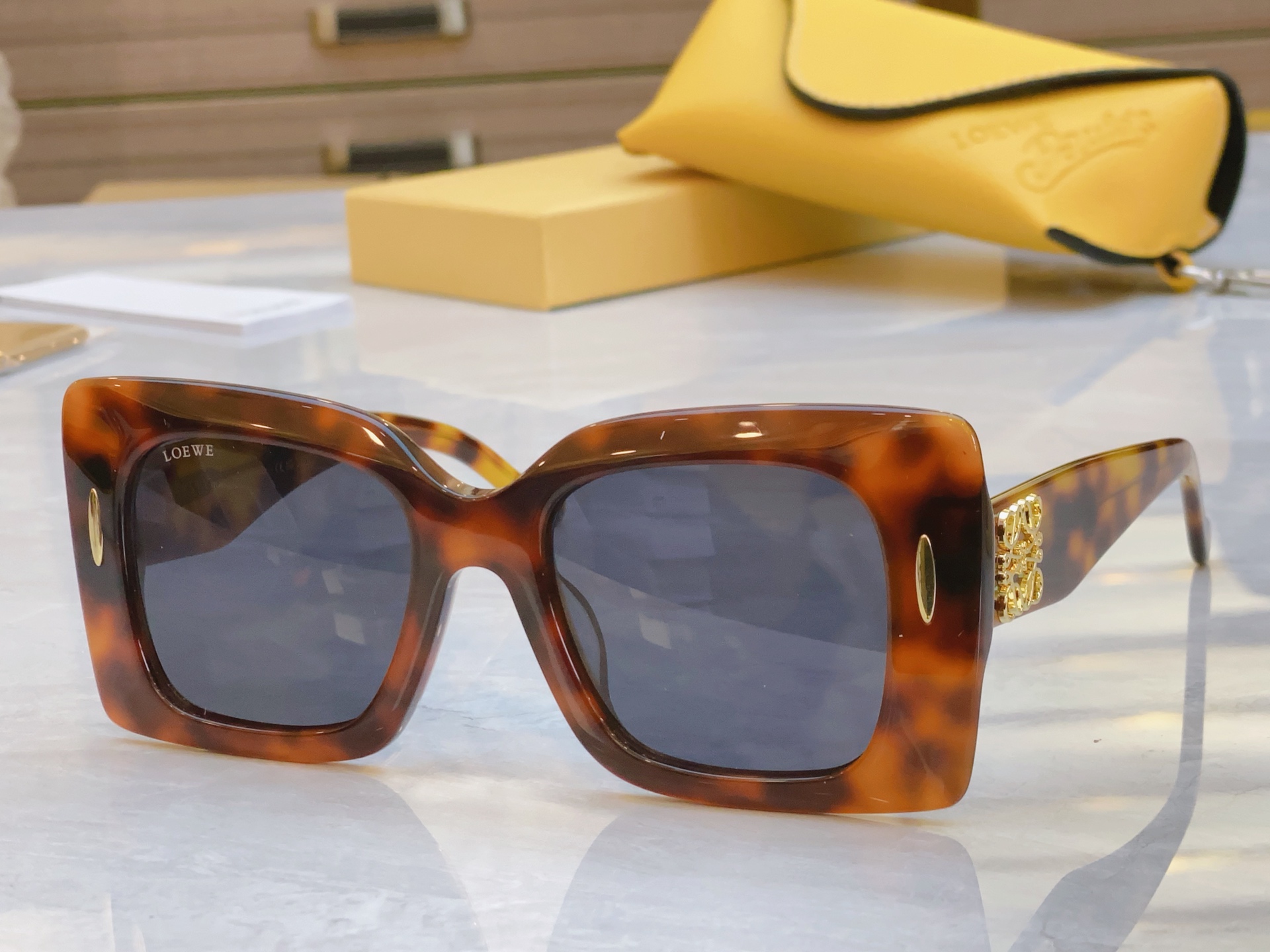 ，【LOEW*】罗意*威新款太阳镜，
MODEL：LW5096S，SIZE：53口21-145