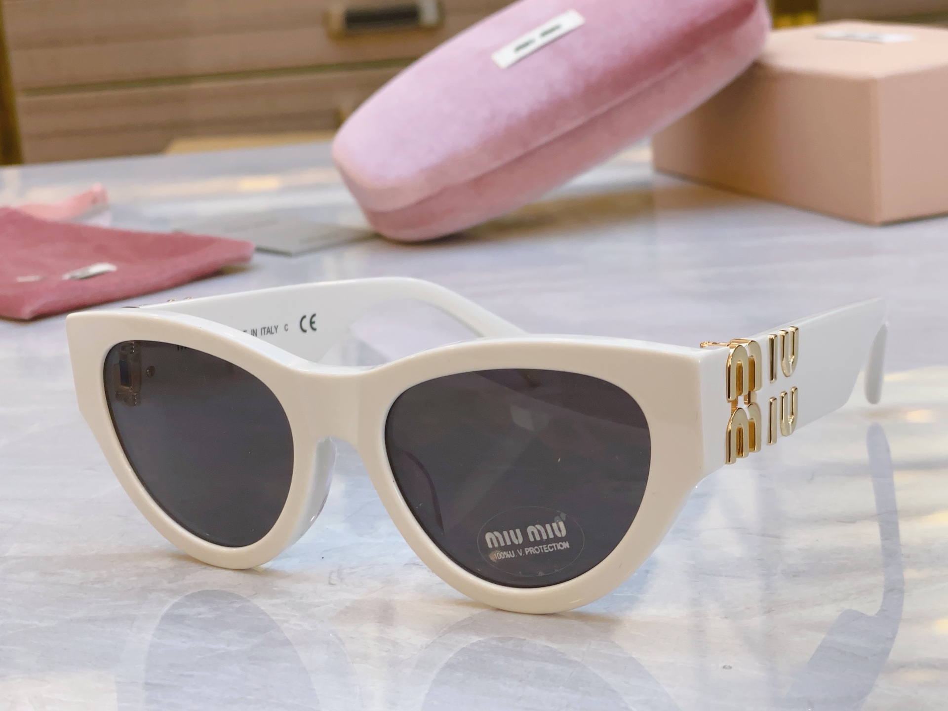 ，【MIU MI*】缪缪新款太阳镜，
MODELSMU 026WS，SIZE：54口20-140