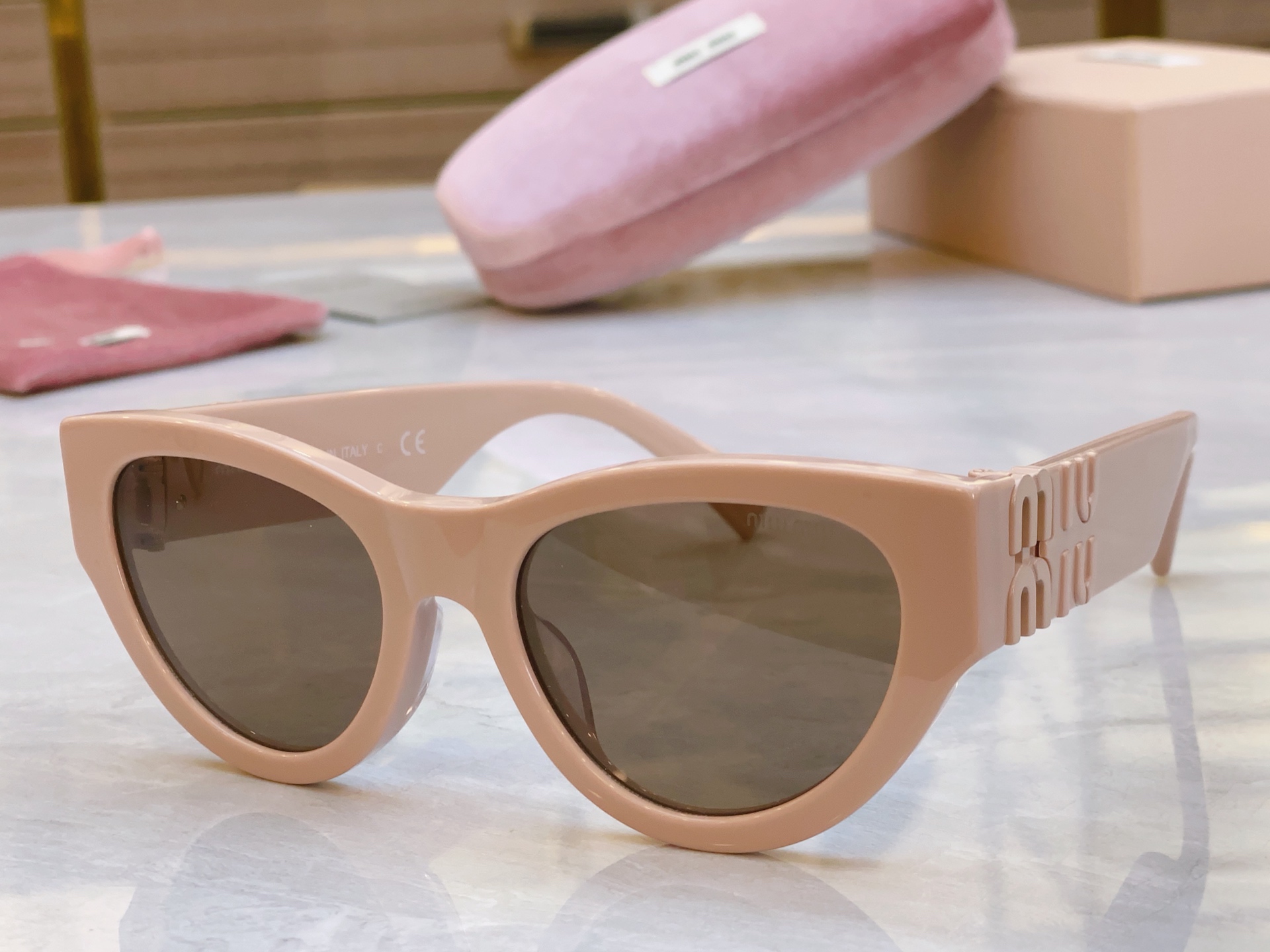 ，【MIU MI*】缪缪新款太阳镜，
MODELSMU 026WS，SIZE：54口20-140