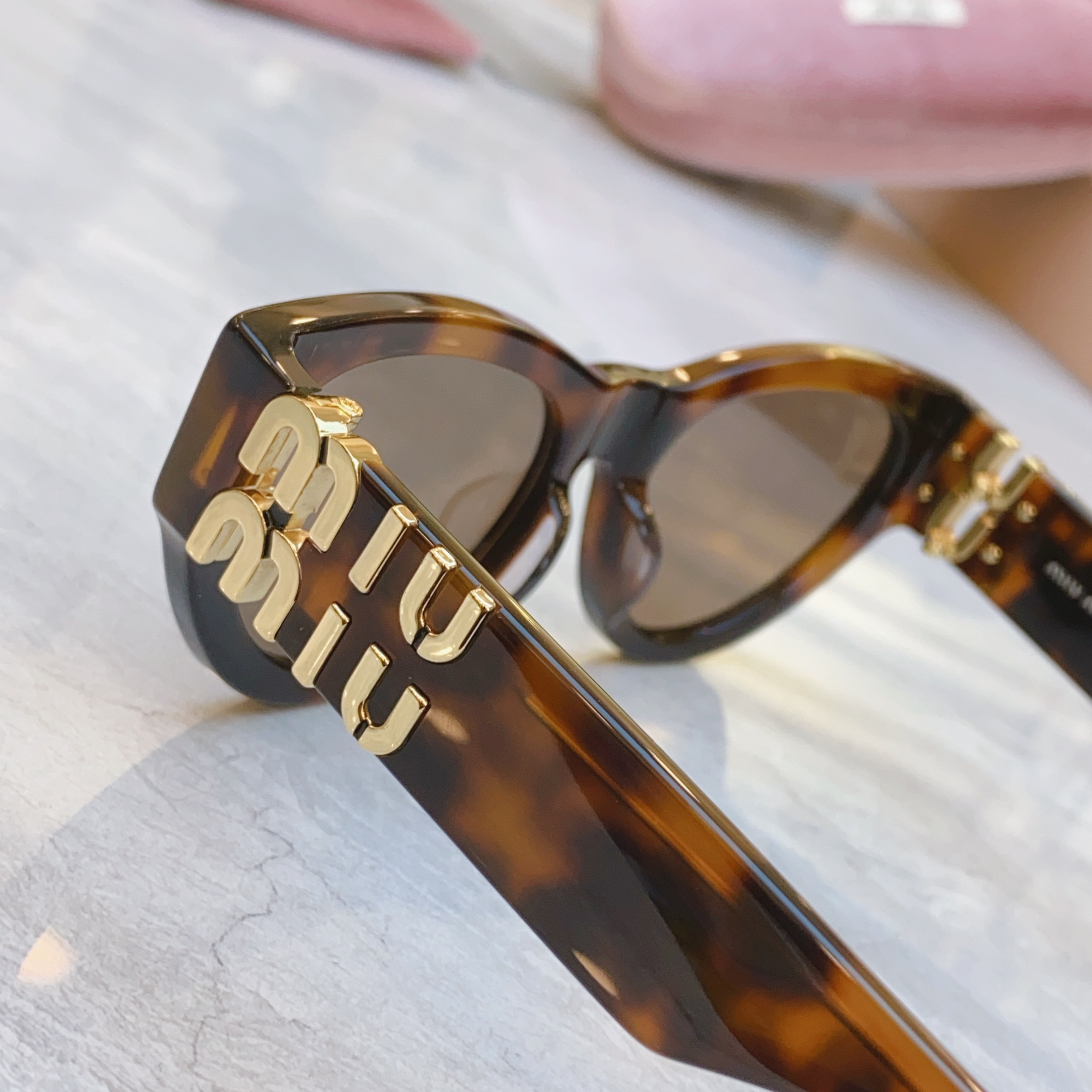 ，【MIU MI*】缪缪新款太阳镜，
MODELSMU 026WS，SIZE：54口20-140