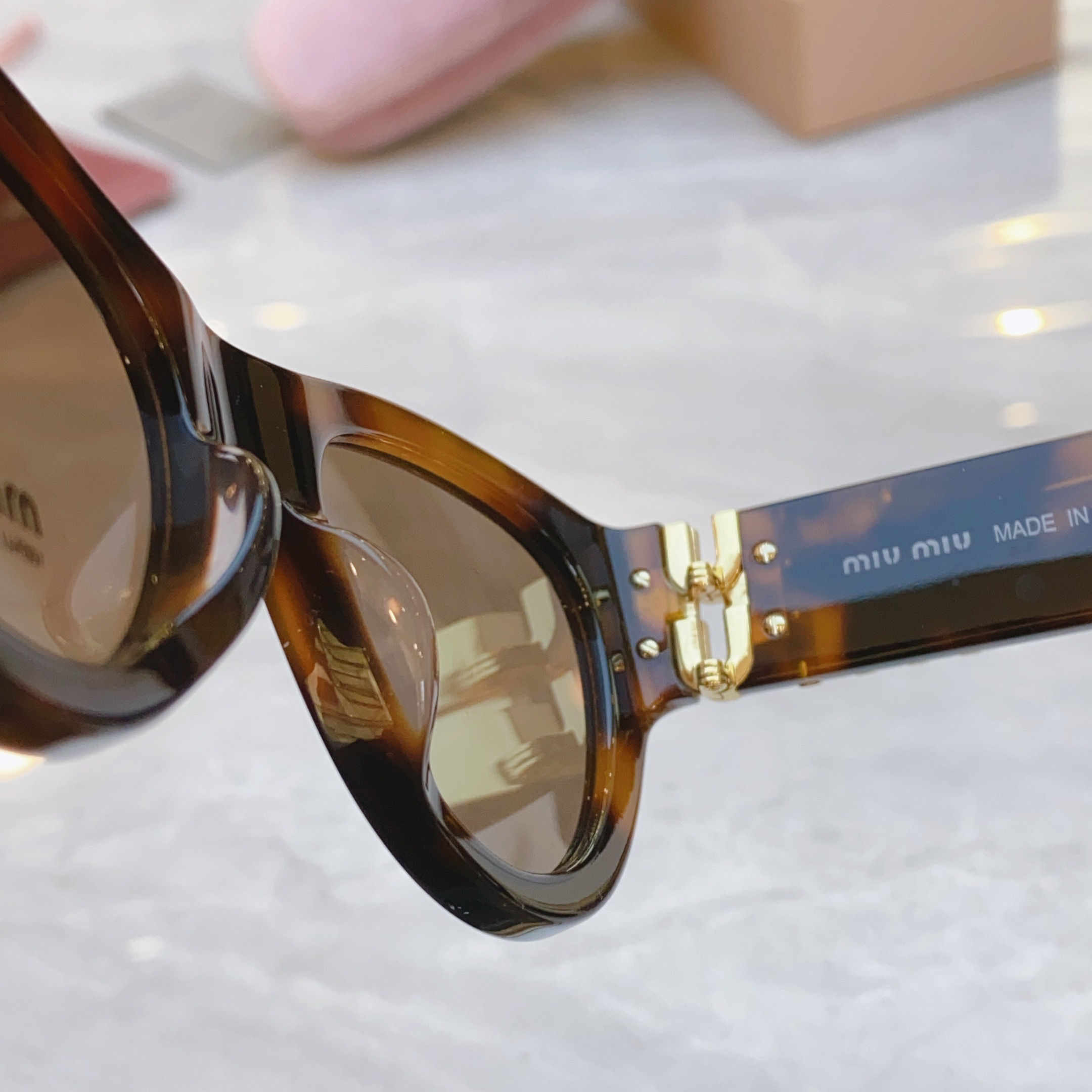 ，【MIU MI*】缪缪新款太阳镜，
MODELSMU 026WS，SIZE：54口20-140