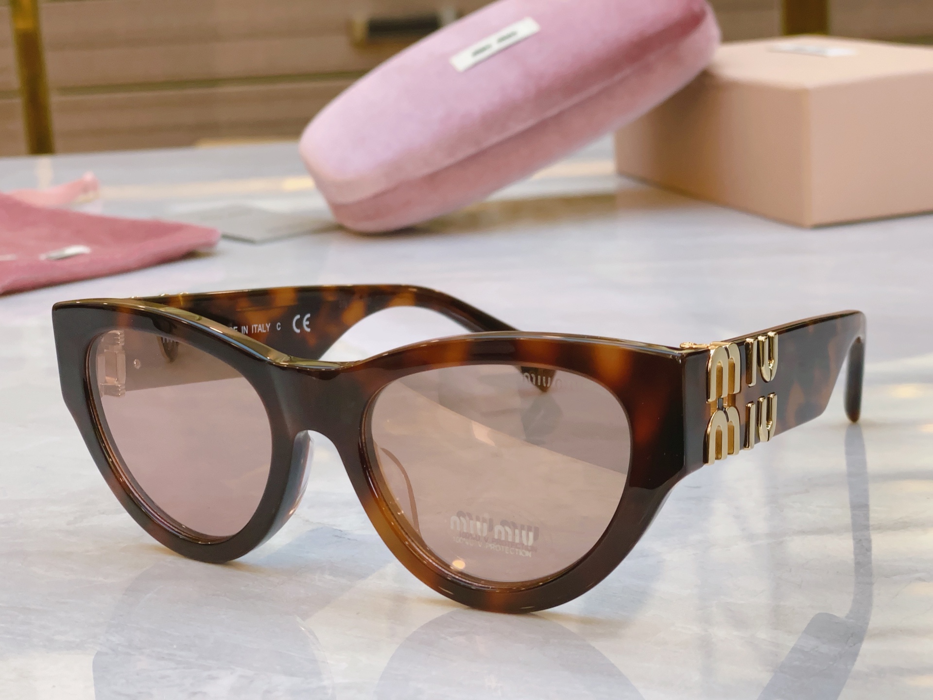 ，【MIU MI*】缪缪新款太阳镜，
MODELSMU 026WS，SIZE：54口20-140