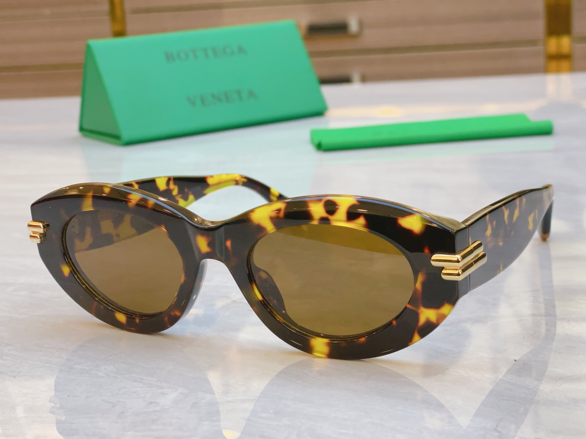 ，【BOTTEGA VENET*】宝缇*嘉新款太阳镜，MODEL：BV1322S，SIZE：51口21-