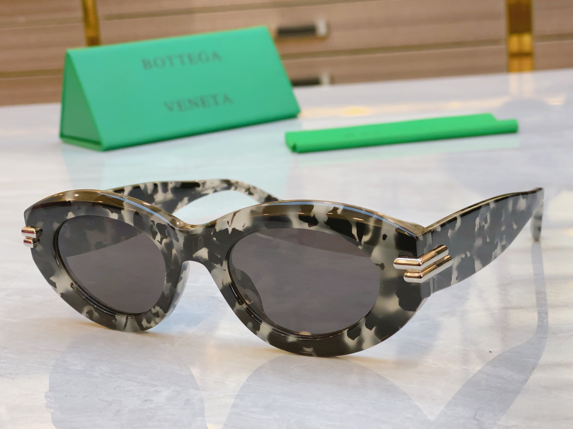 ，【BOTTEGA VENET*】宝缇*嘉新款太阳镜，MODEL：BV1322S，SIZE：51口21-