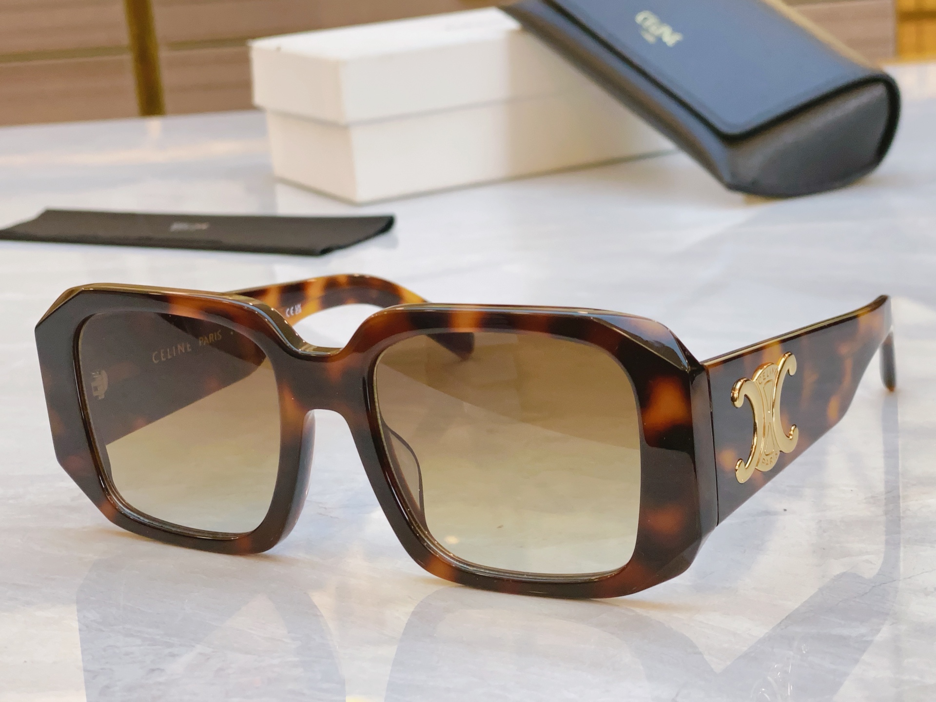 ，【CELIN*】赛*琳新款太阳镜， MODELCL40275U ，SIZE 55口20-145
