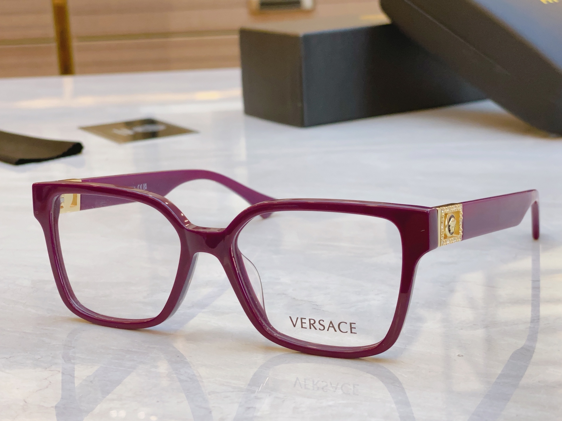 ，【VERSAC*】范思*哲新款太阳镜，
MODEL：VE3329B，SIZE：53口18-145