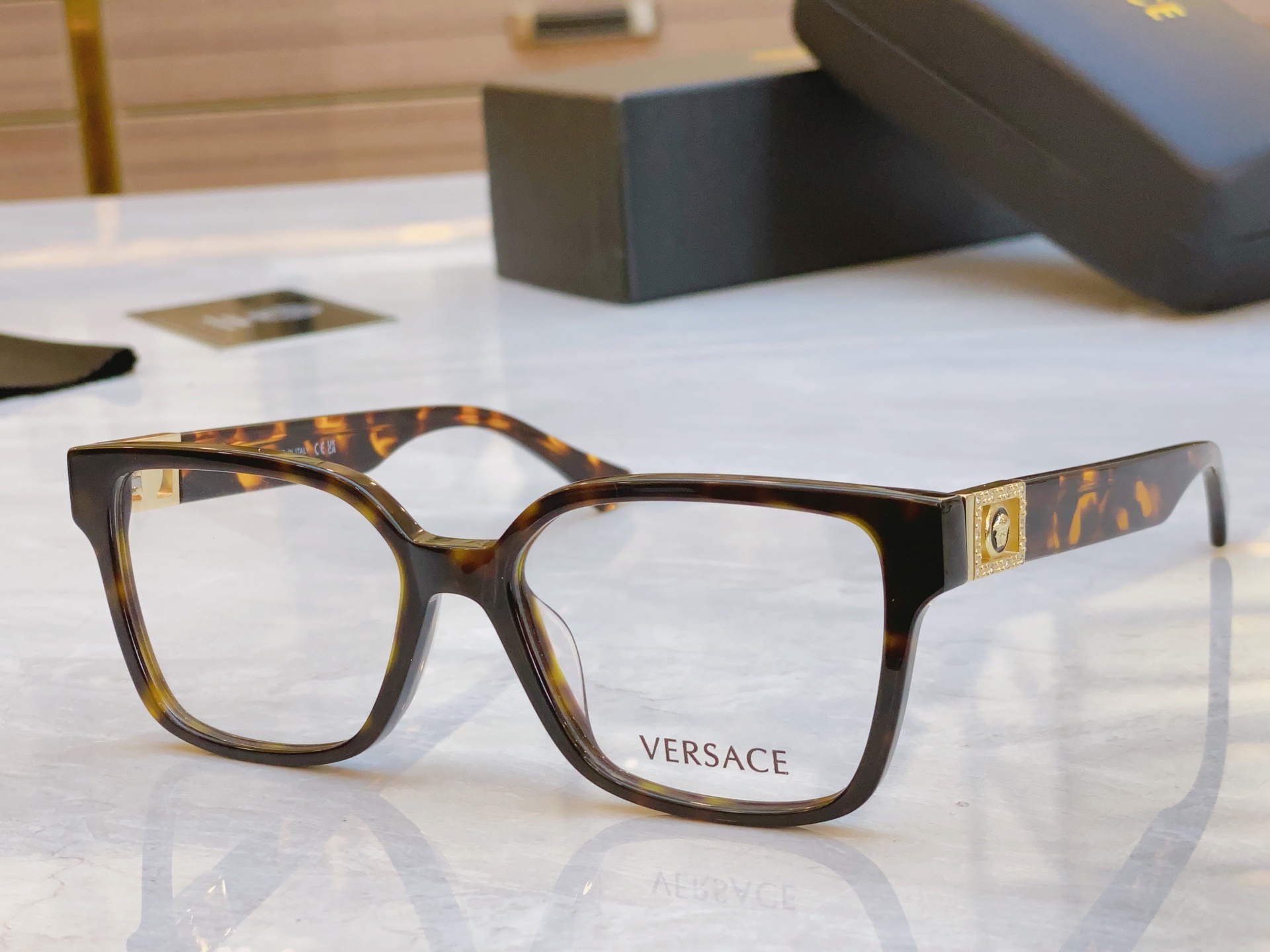 ，【VERSAC*】范思*哲新款太阳镜，
MODEL：VE3329B，SIZE：53口18-145