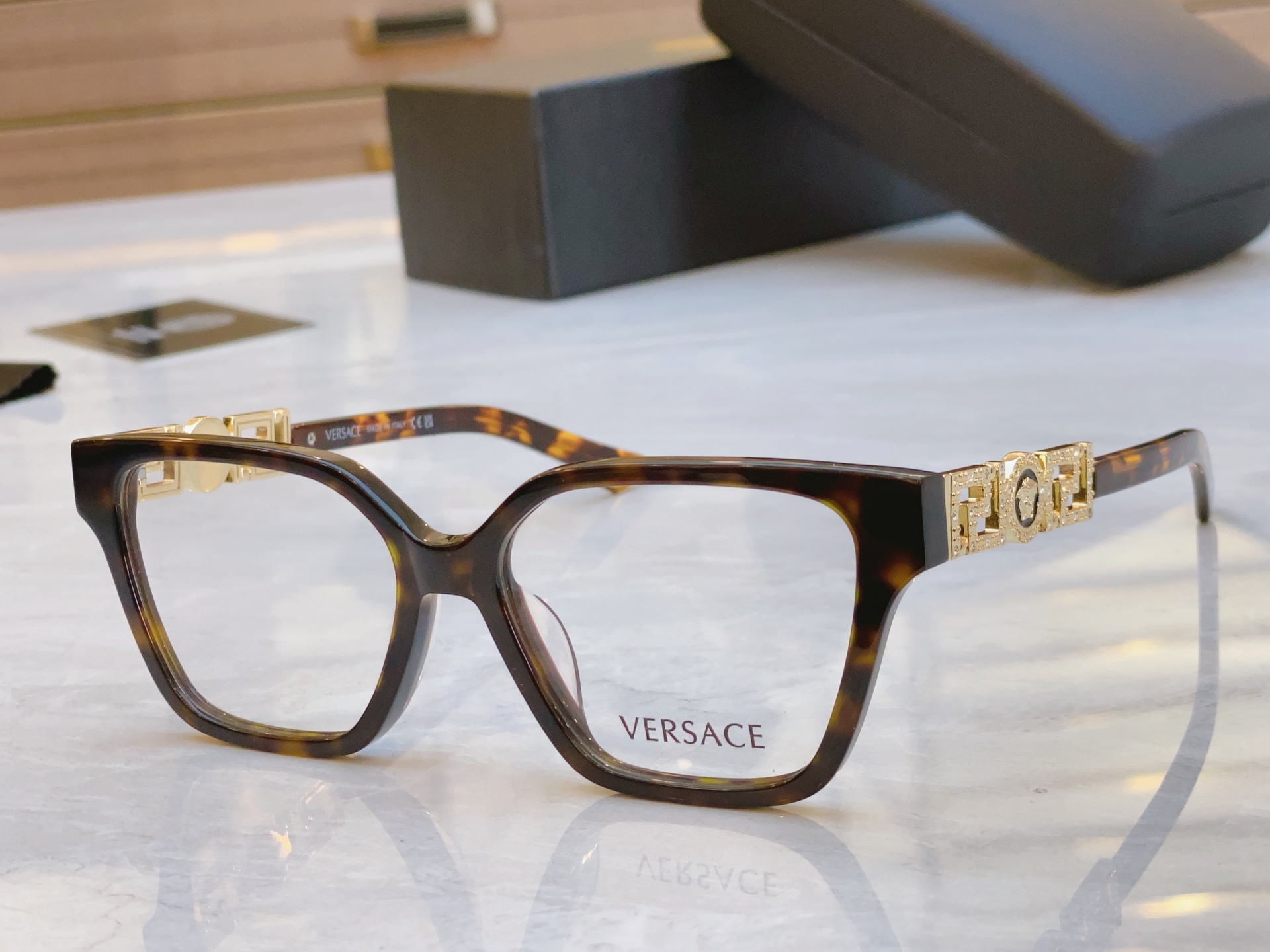 ，【VERSAC*】范思*哲新款太阳镜，
MODEL：VE3358B，SIZE：52口17-145