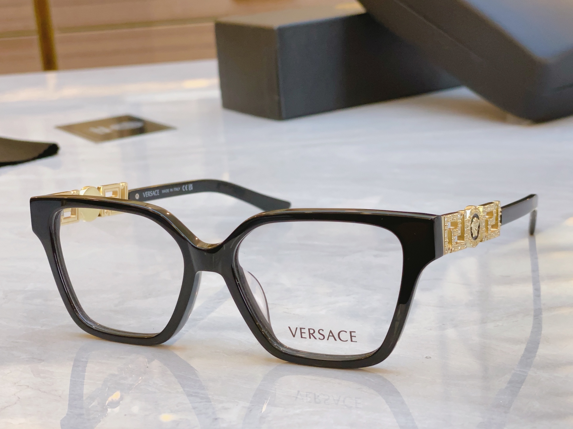 ，【VERSAC*】范思*哲新款太阳镜，
MODEL：VE3358B，SIZE：52口17-145