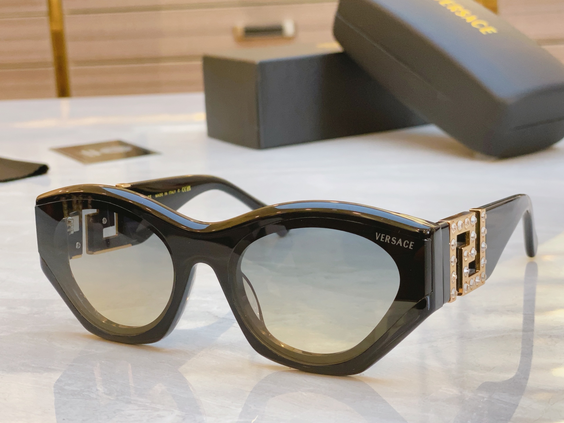 ，【VERSAC*】范思*哲新款太阳镜，
MODEL：VE6784，SIZE：63口19-142