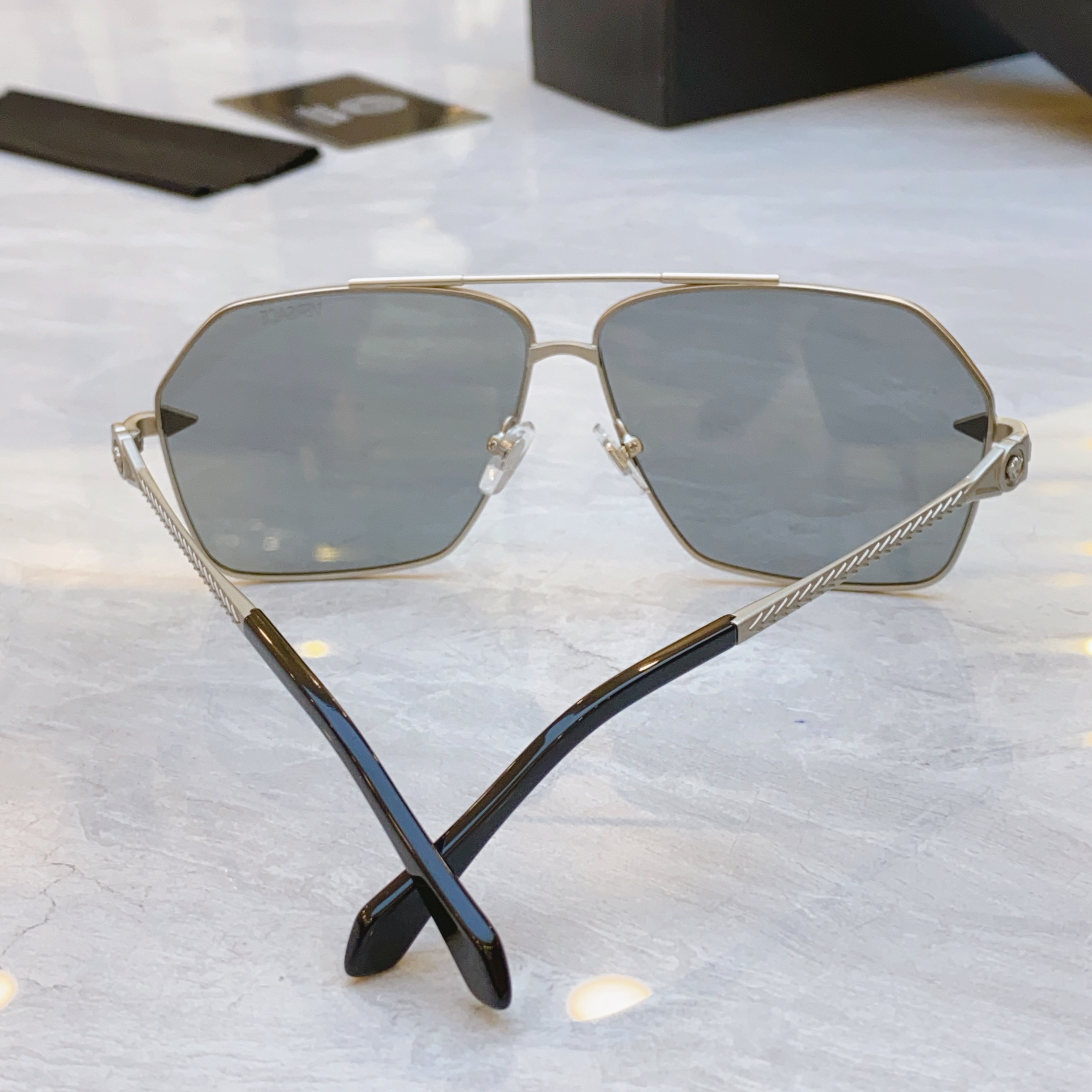 ，【VERSAC*】范思*哲新款太阳镜，
MODEL：VE2284，SIZE：63口11-142