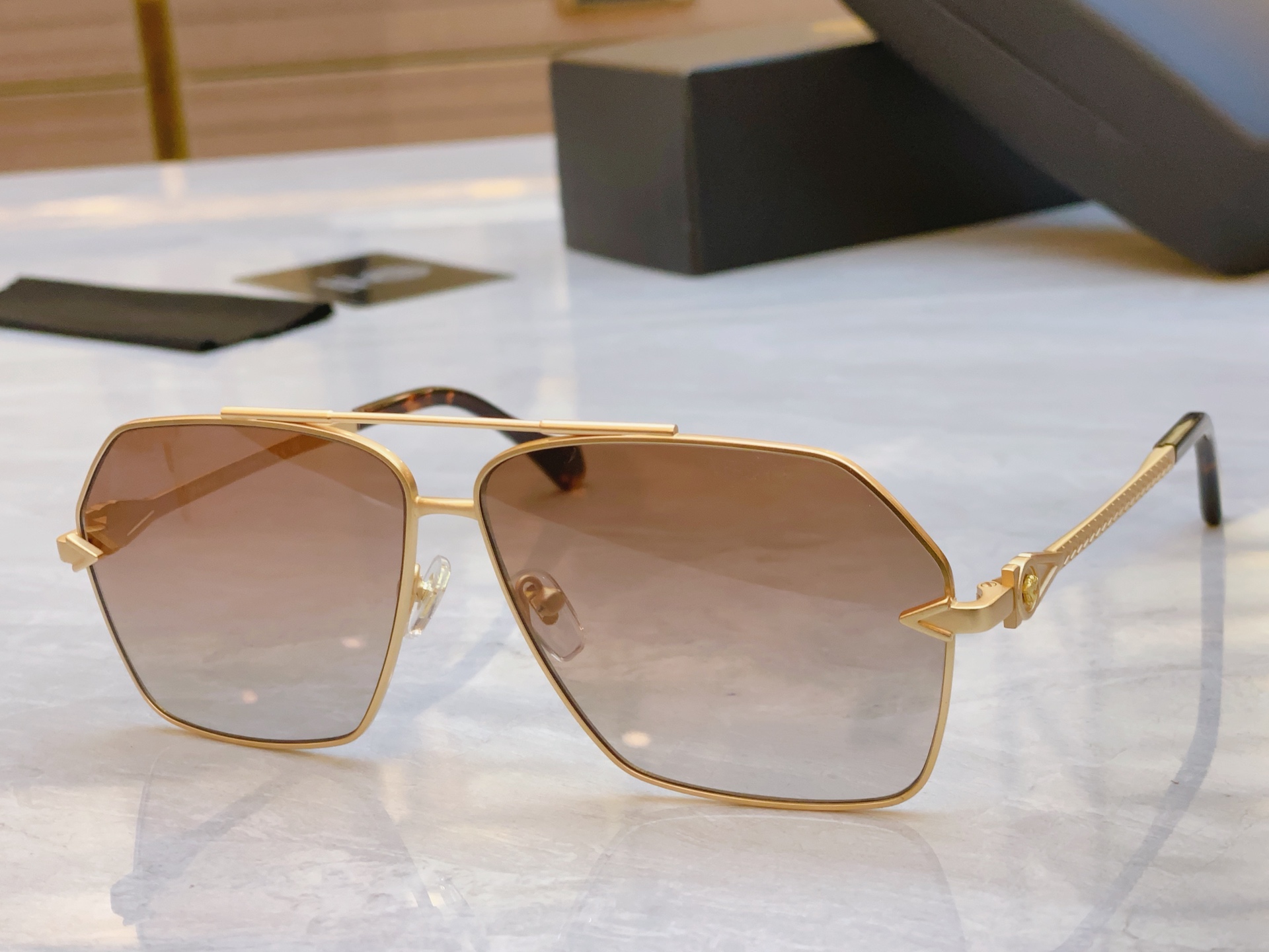 ，【VERSAC*】范思*哲新款太阳镜，
MODEL：VE2284，SIZE：63口11-142