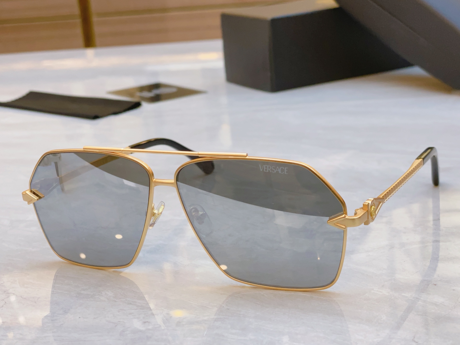 ，【VERSAC*】范思*哲新款太阳镜，
MODEL：VE2284，SIZE：63口11-142