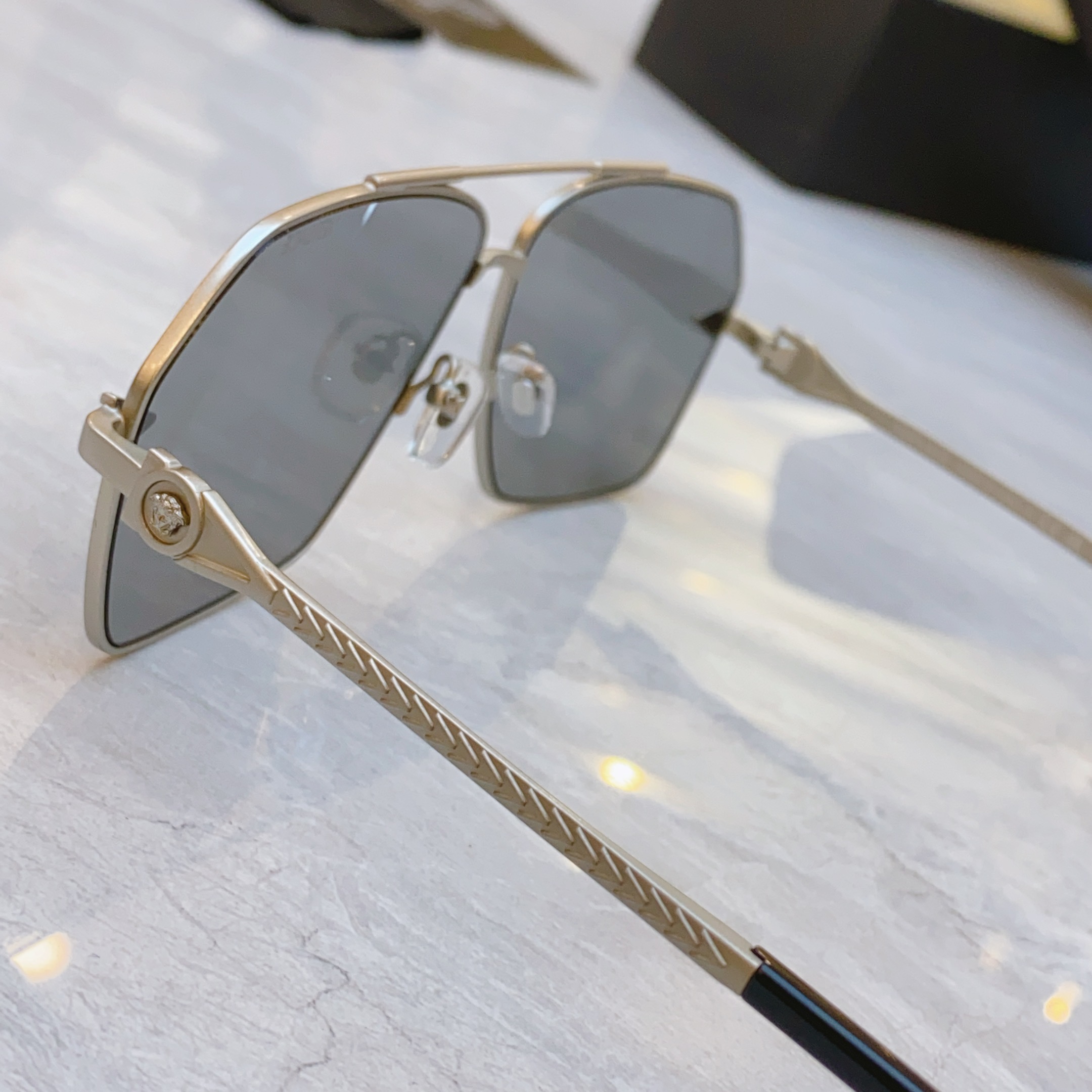 ，【VERSAC*】范思*哲新款太阳镜，
MODEL：VE2284，SIZE：63口11-142