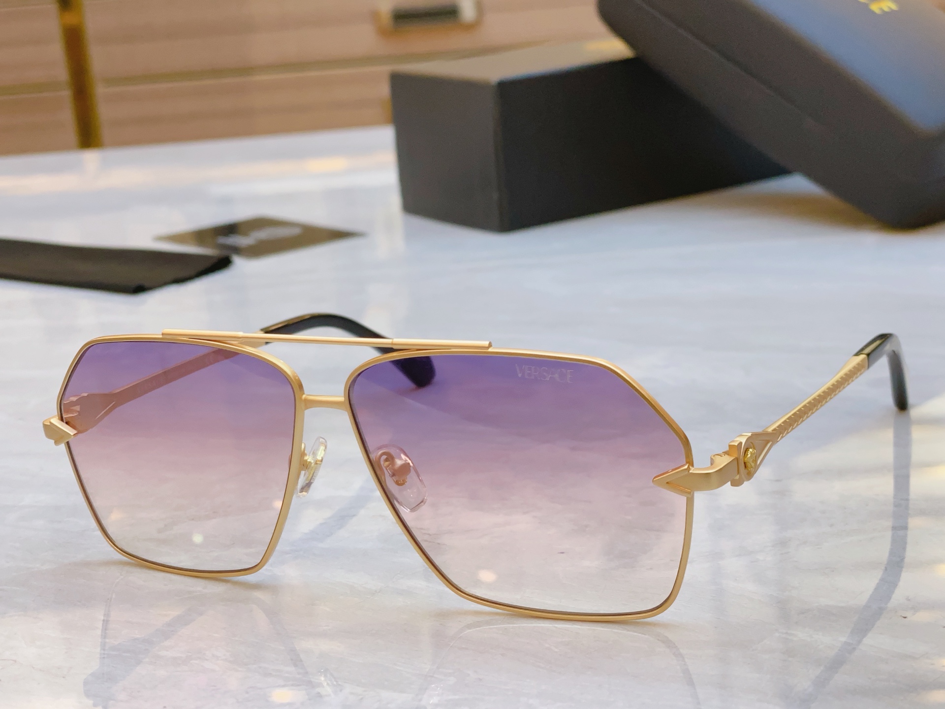 ，【VERSAC*】范思*哲新款太阳镜，
MODEL：VE2284，SIZE：63口11-142