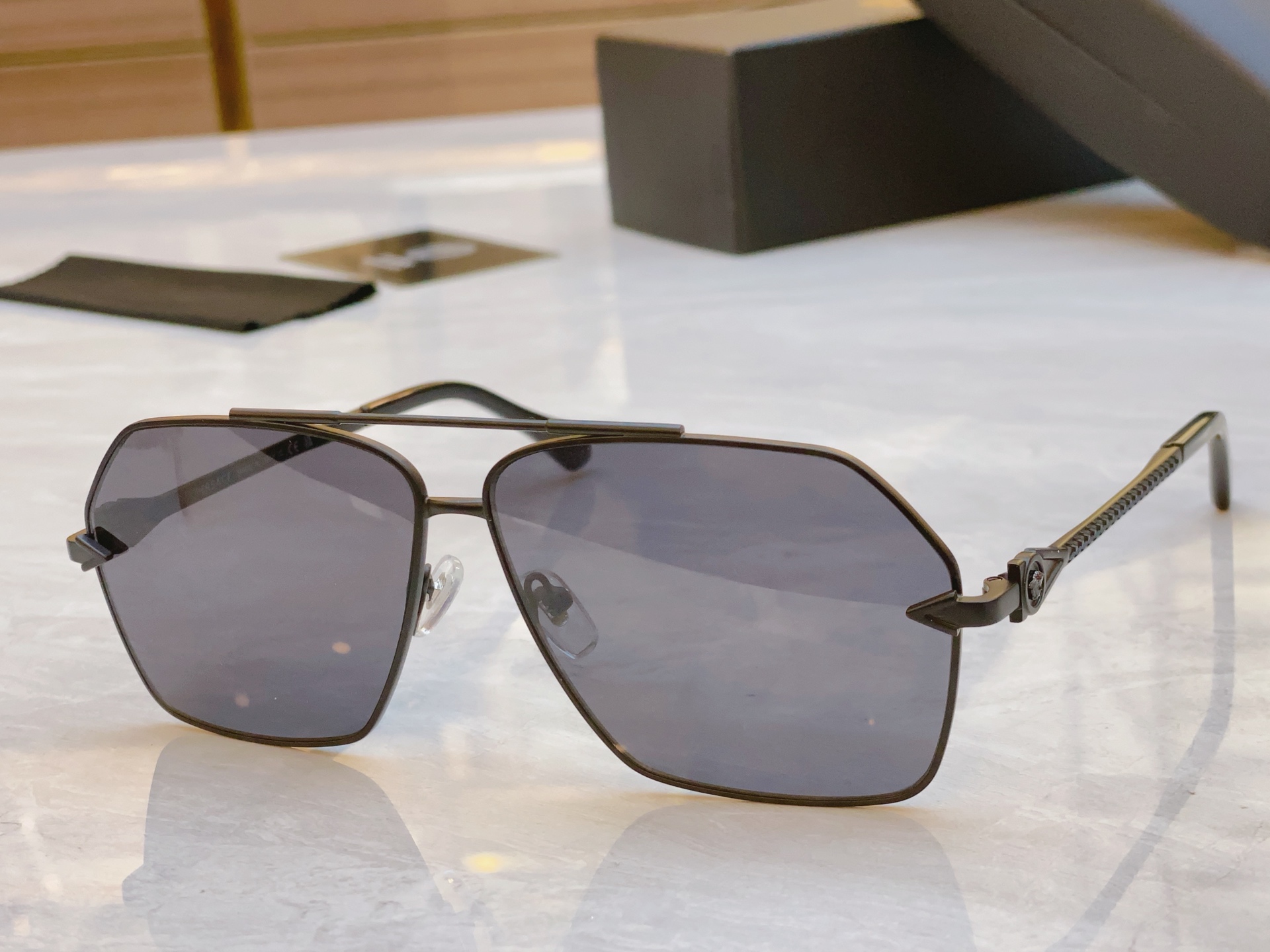 ，【VERSAC*】范思*哲新款太阳镜，
MODEL：VE2284，SIZE：63口11-142