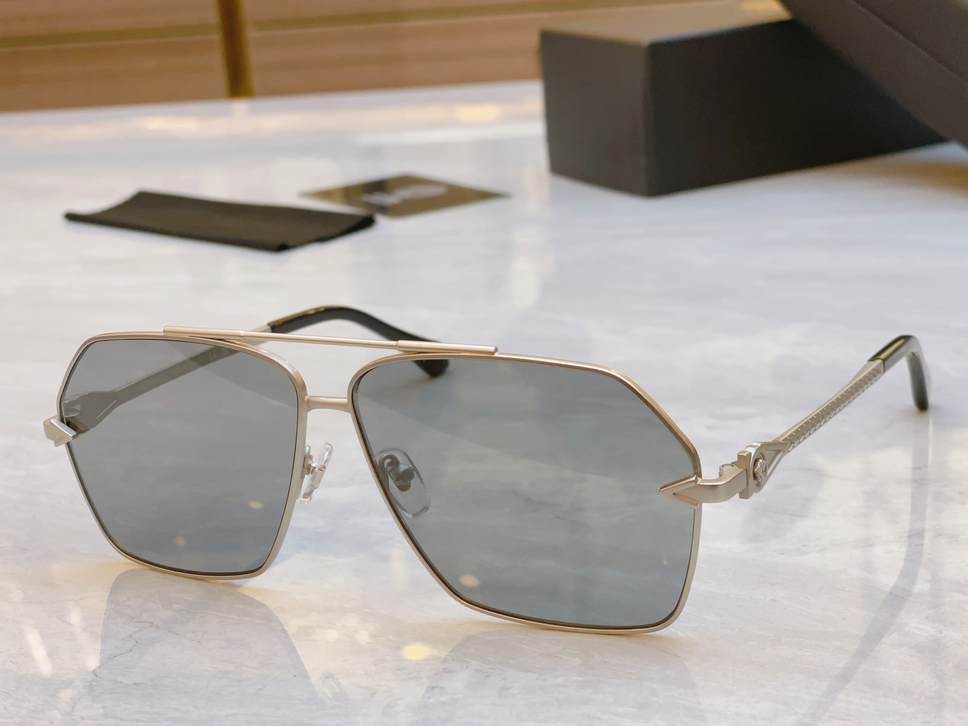 ，【VERSAC*】范思*哲新款太阳镜，
MODEL：VE2284，SIZE：63口11-142