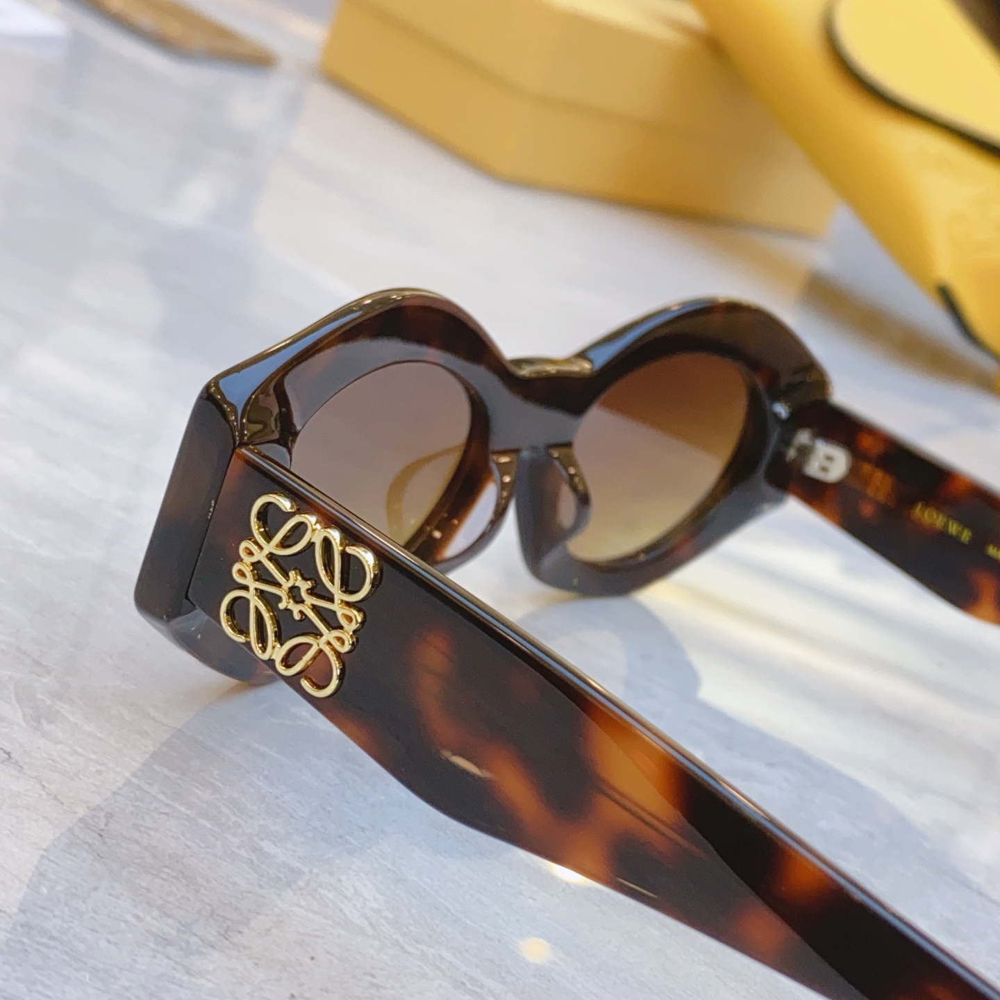 ，【LOEW*】罗意*威新款太阳镜，
MODEL：LW5097S，SIZE：52口21-145