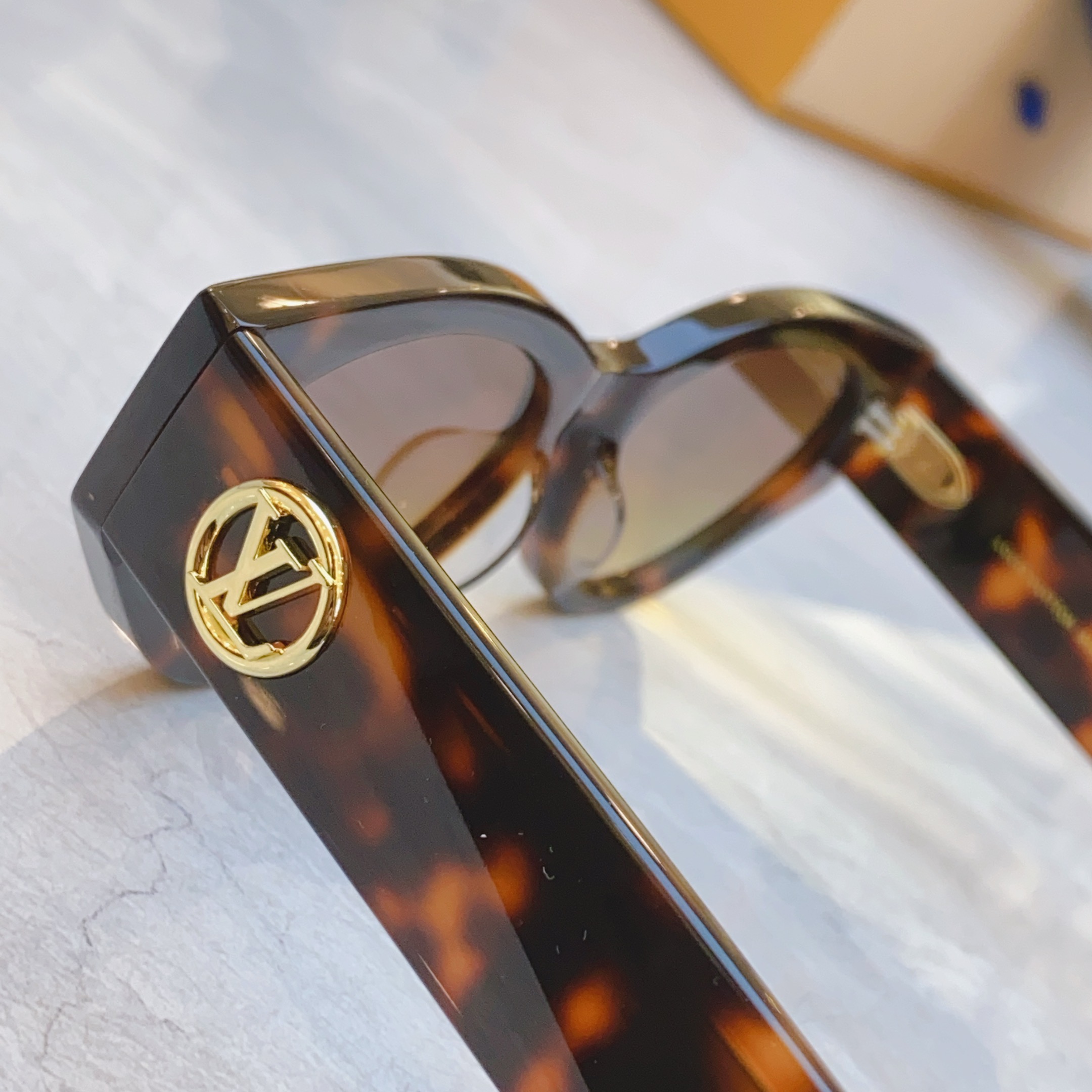 ，【LOUIS VUITTO*】路易*威登新款太阳镜，MODEL：Z2027U，SIZE：55口18-1
