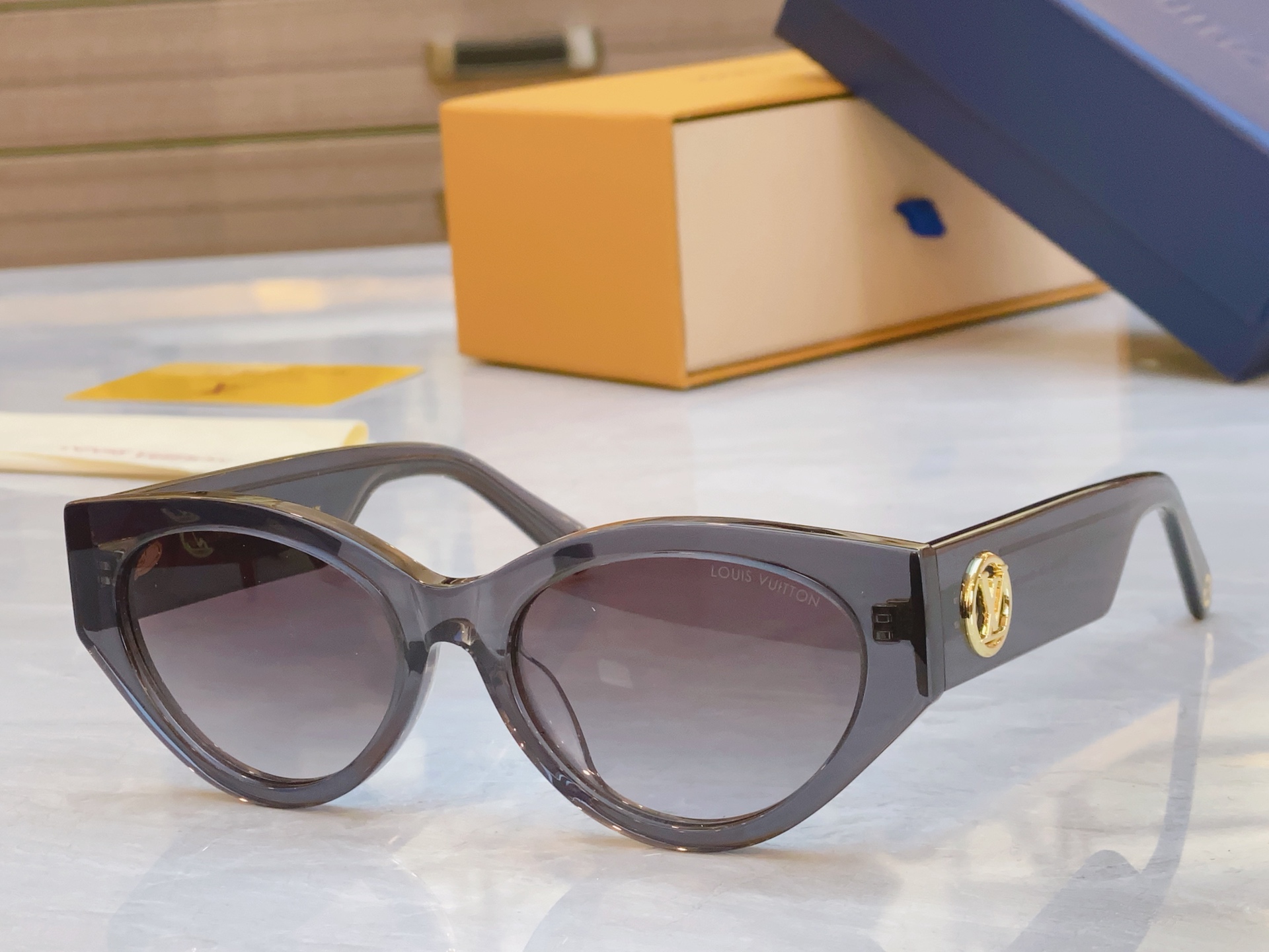 ，【LOUIS VUITTO*】路易*威登新款太阳镜，MODEL：Z2027U，SIZE：55口18-1