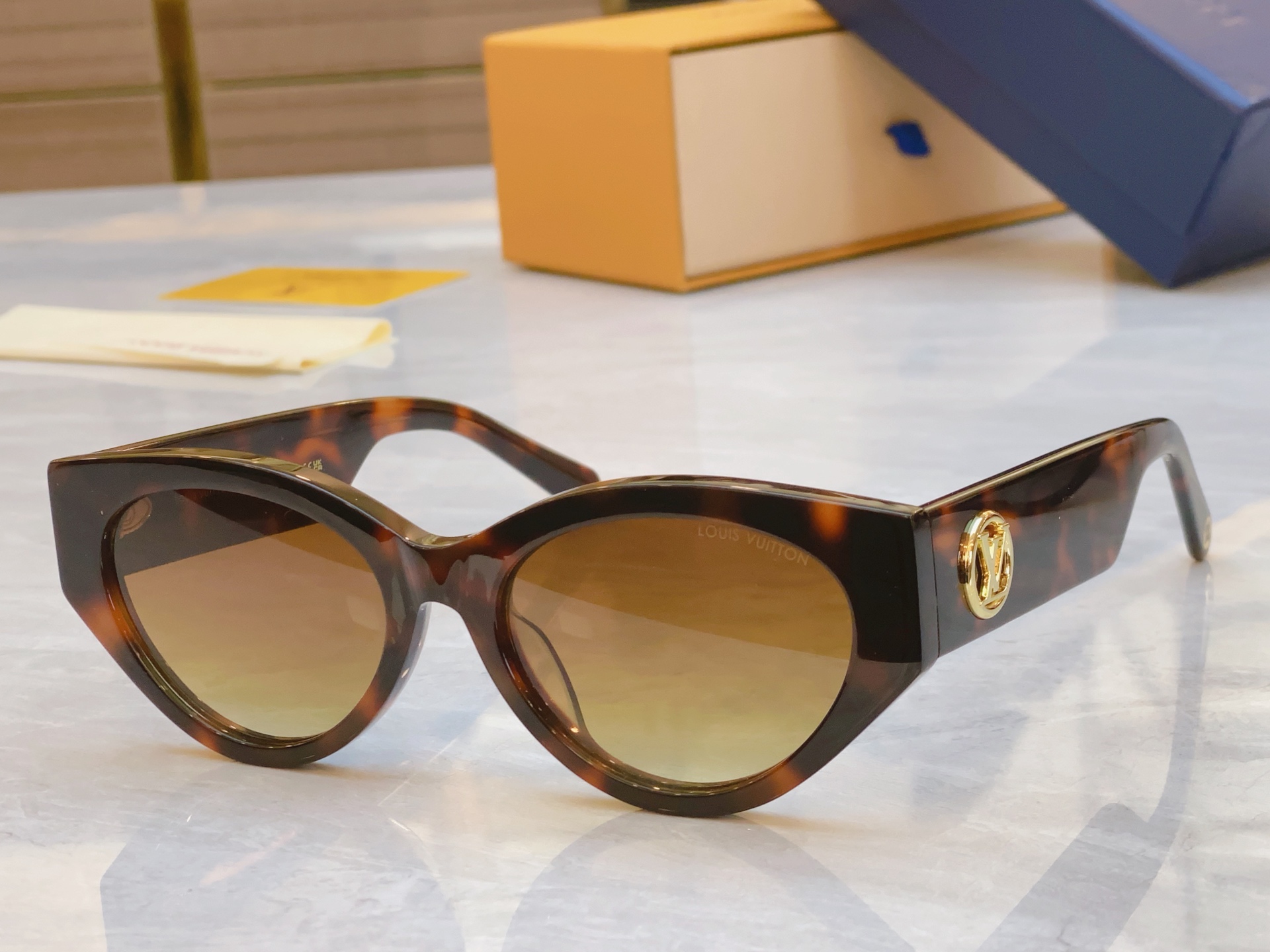 ，【LOUIS VUITTO*】路易*威登新款太阳镜，MODEL：Z2027U，SIZE：55口18-1