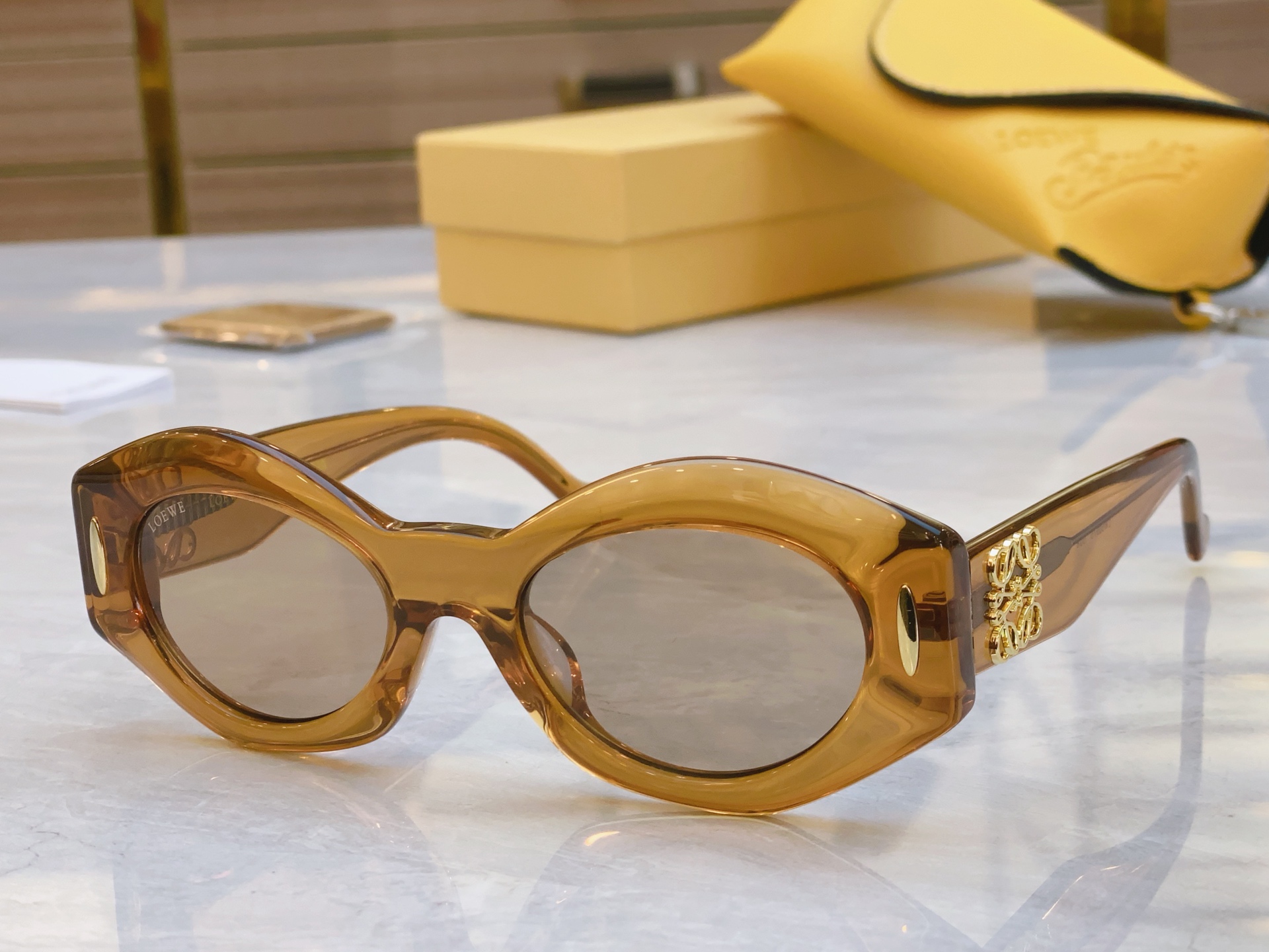 ，【LOEW*】罗意*威新款太阳镜，
MODEL：LW5097S，SIZE：52口21-145