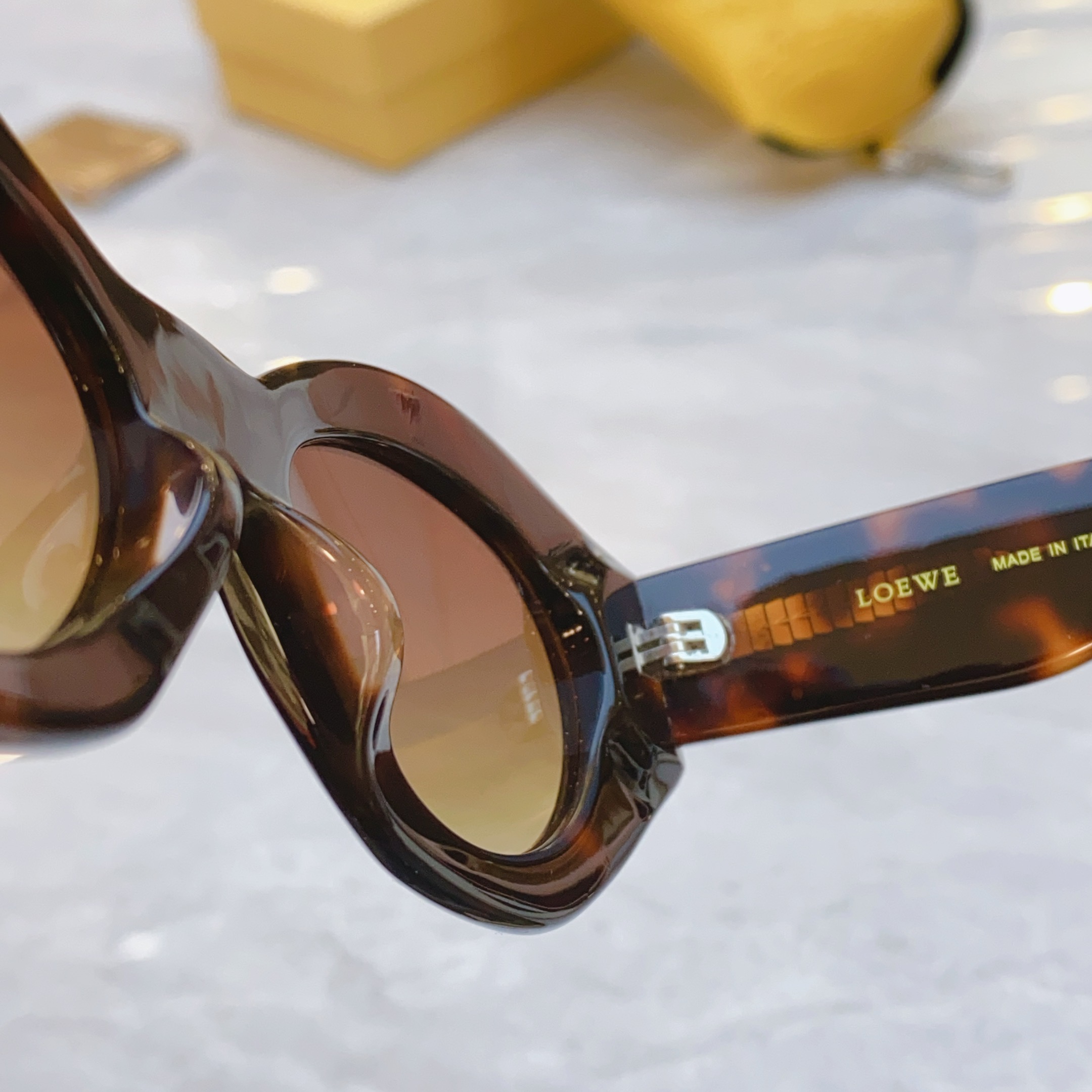 ，【LOEW*】罗意*威新款太阳镜，
MODEL：LW5097S，SIZE：52口21-145