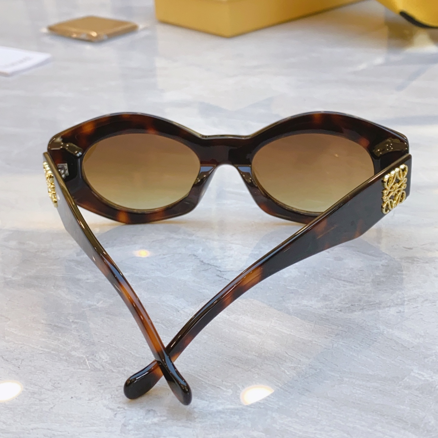 ，【LOEW*】罗意*威新款太阳镜，
MODEL：LW5097S，SIZE：52口21-145