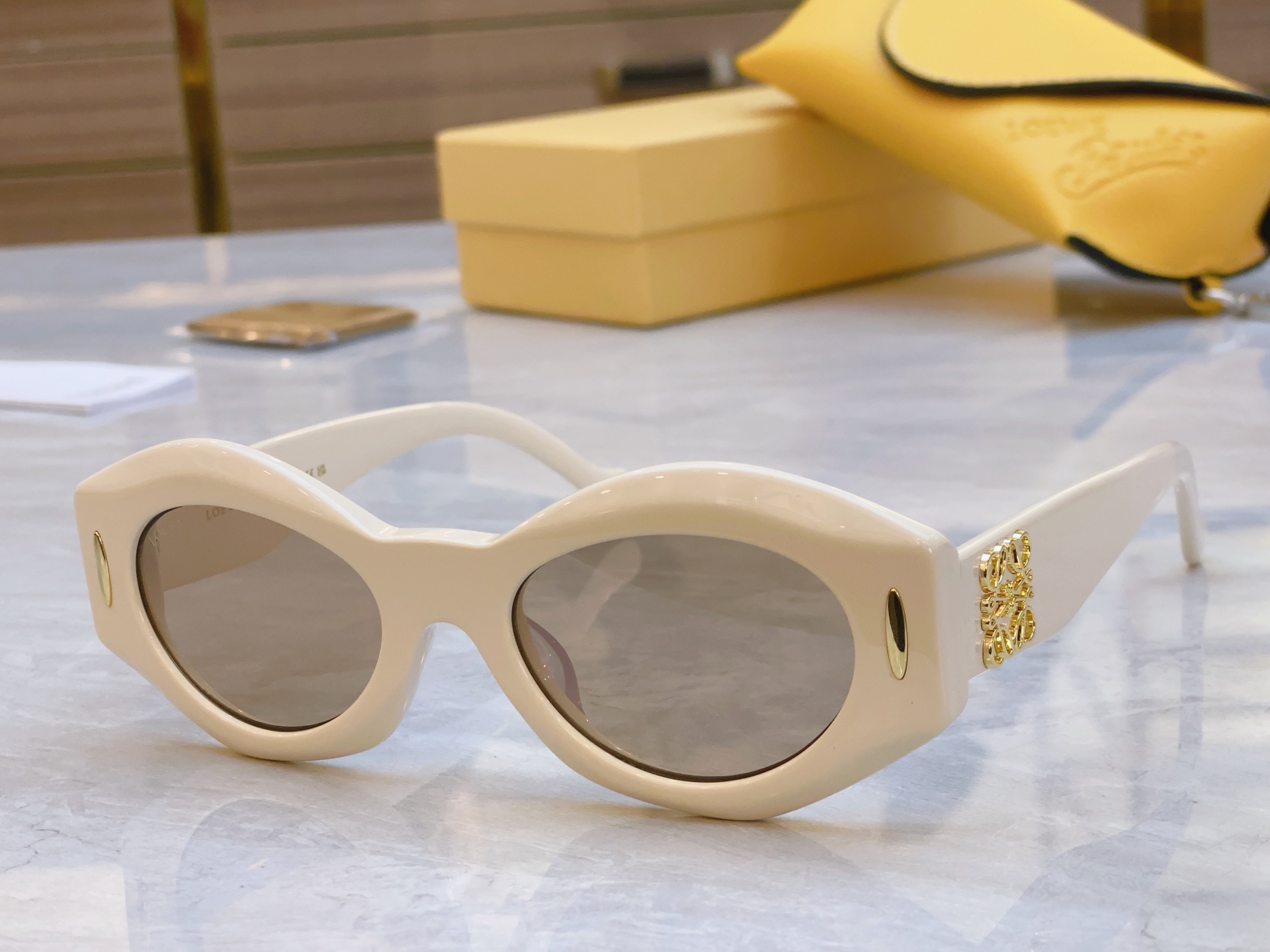 ，【LOEW*】罗意*威新款太阳镜，
MODEL：LW5097S，SIZE：52口21-145