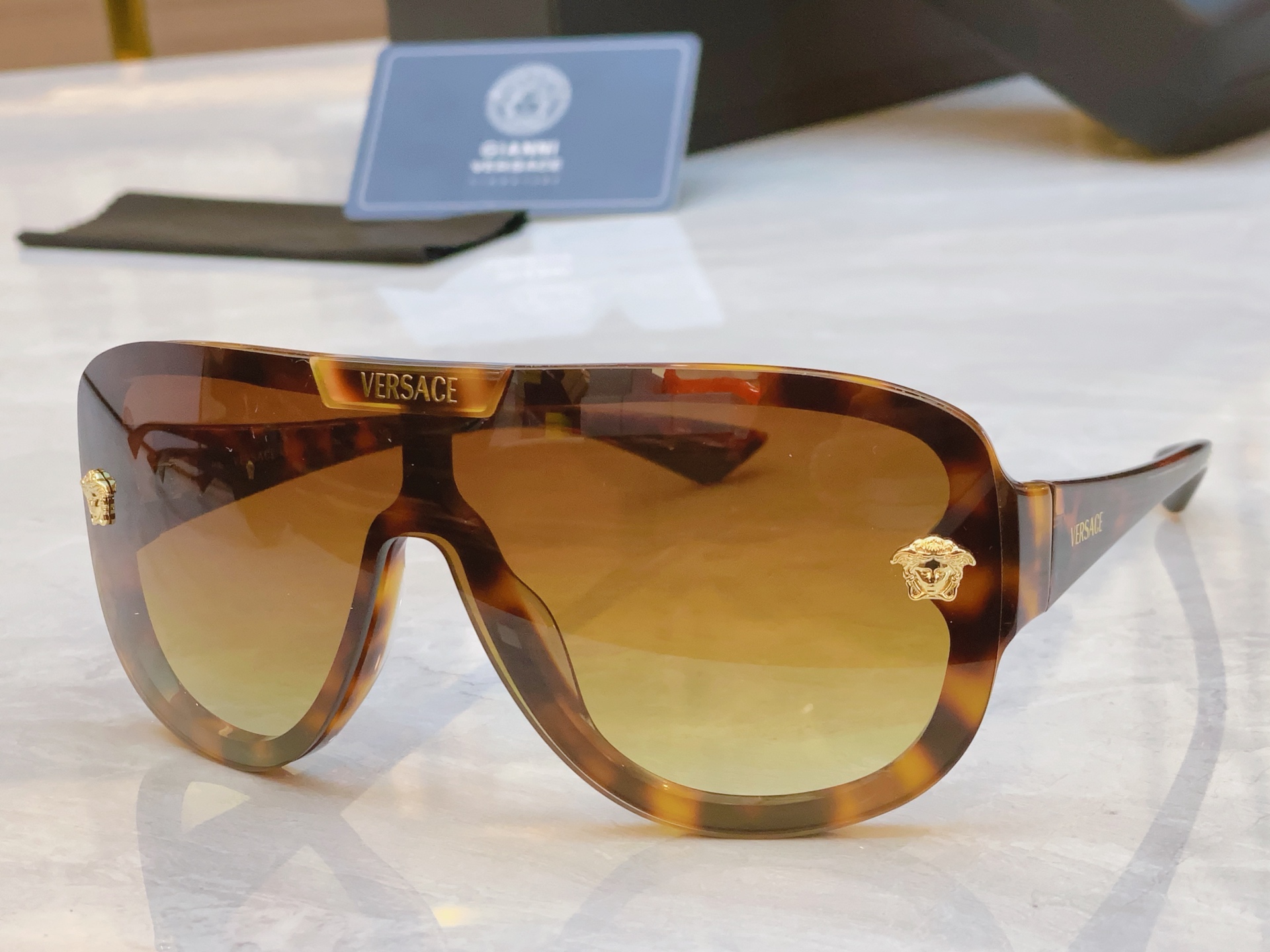 ，【VERSAC*】范思*哲新款太阳镜，
MODEL：VE6561，SIZE：147口0-125