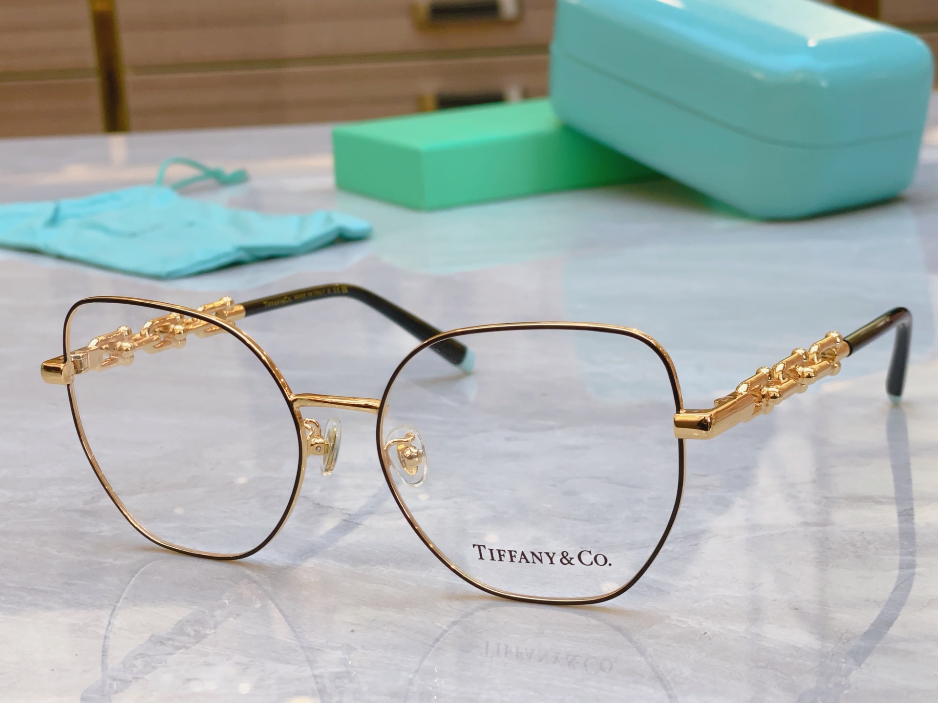 ，【Tiffany & Co.】蒂芙*尼新款太阳镜🕶️，Mod：TF1147
Size：57口17-14