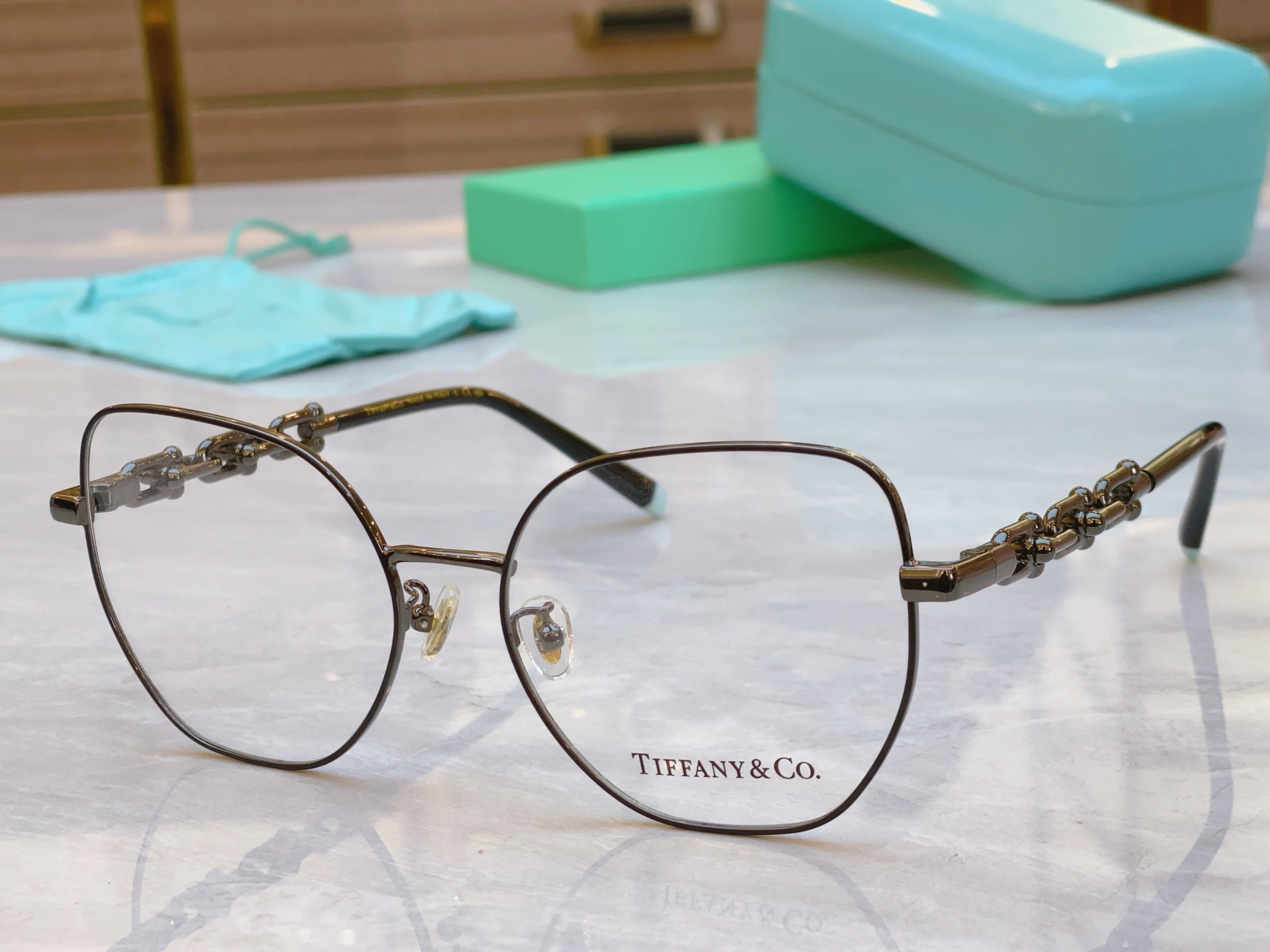 ，【Tiffany & Co.】蒂芙*尼新款太阳镜🕶️，Mod：TF1147
Size：57口17-14