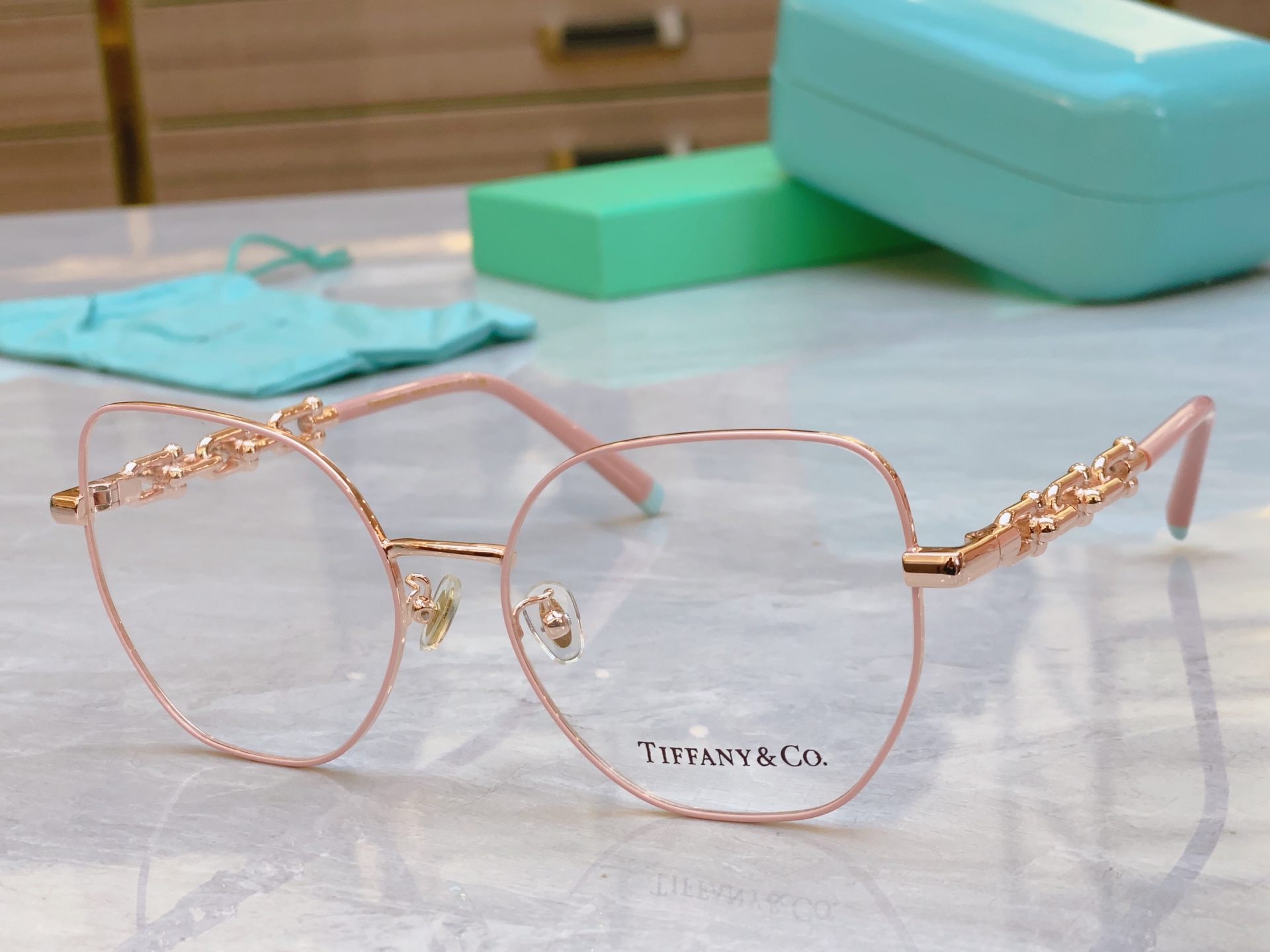 ，【Tiffany & Co.】蒂芙*尼新款太阳镜🕶️，Mod：TF1147
Size：57口17-14