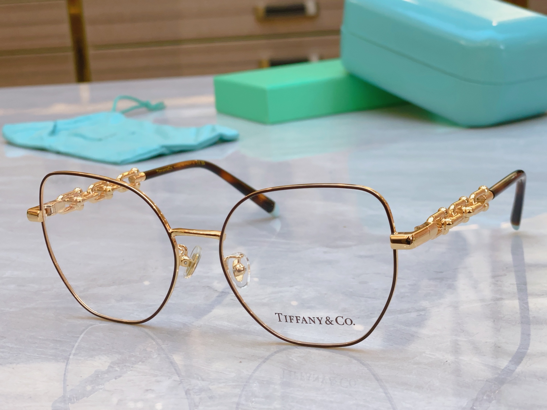 ，【Tiffany & Co.】蒂芙*尼新款太阳镜🕶️，Mod：TF1147
Size：57口17-14