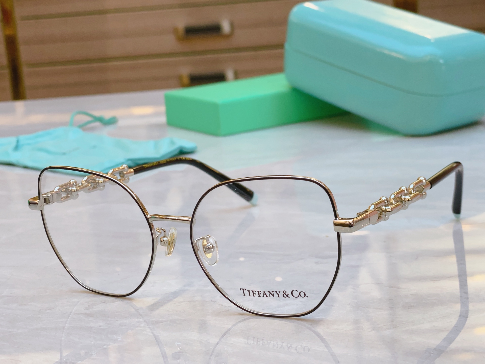 ，【Tiffany & Co.】蒂芙*尼新款太阳镜🕶️，Mod：TF1147
Size：57口17-14